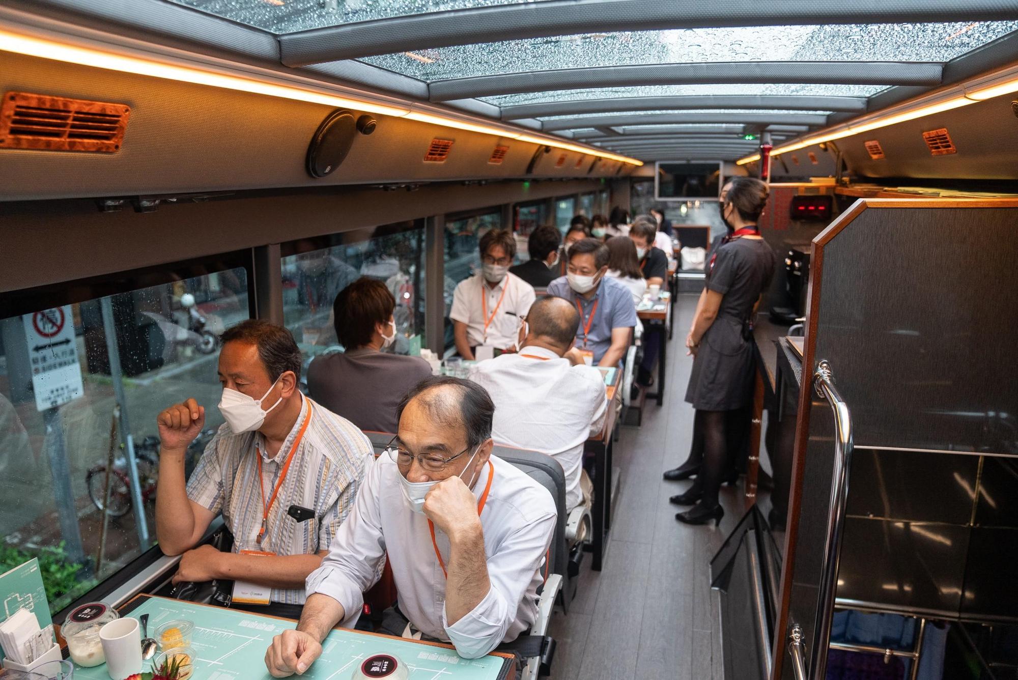 交通部觀光局邀請日本踩線團來台,並登上雙層巴士餐車。(交通部觀光局提供)