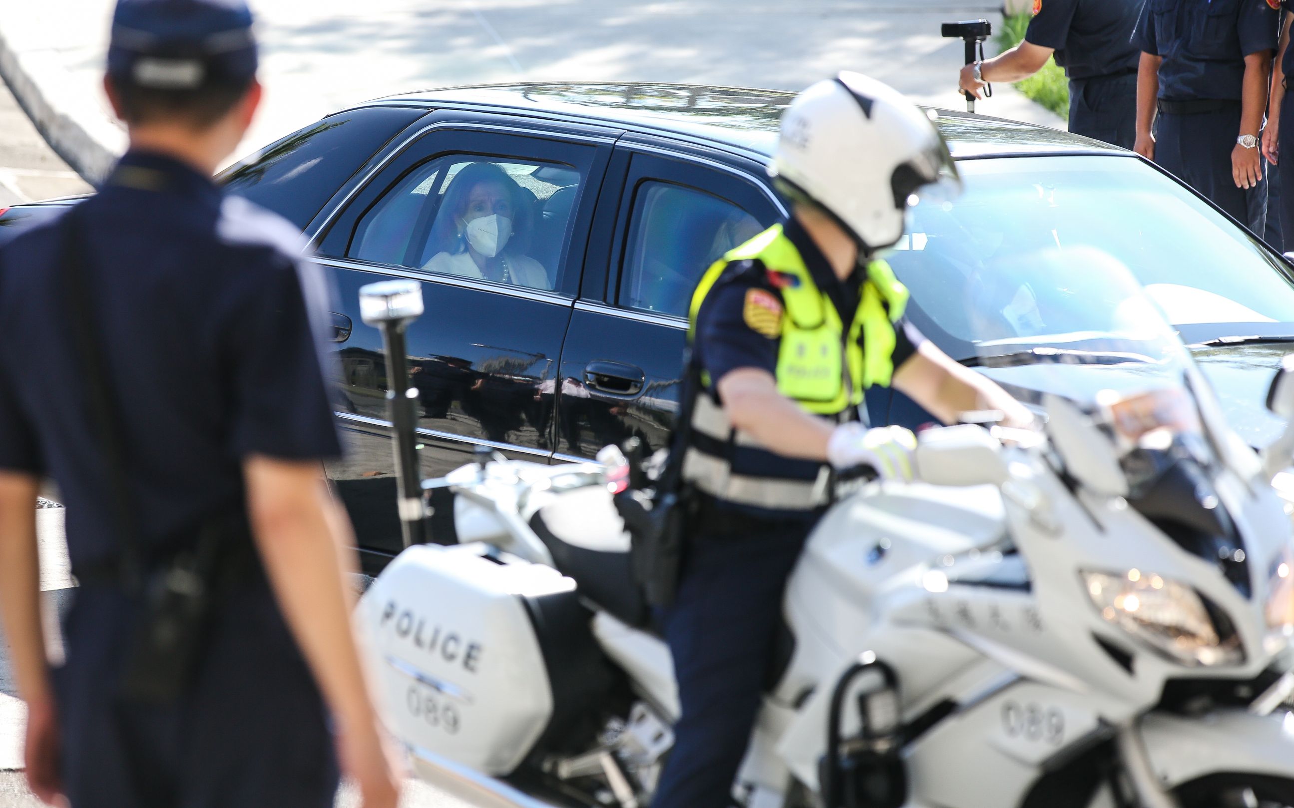裴洛西一早行程滿滿，搭乘專車離開美國在台協會（AIT）。
