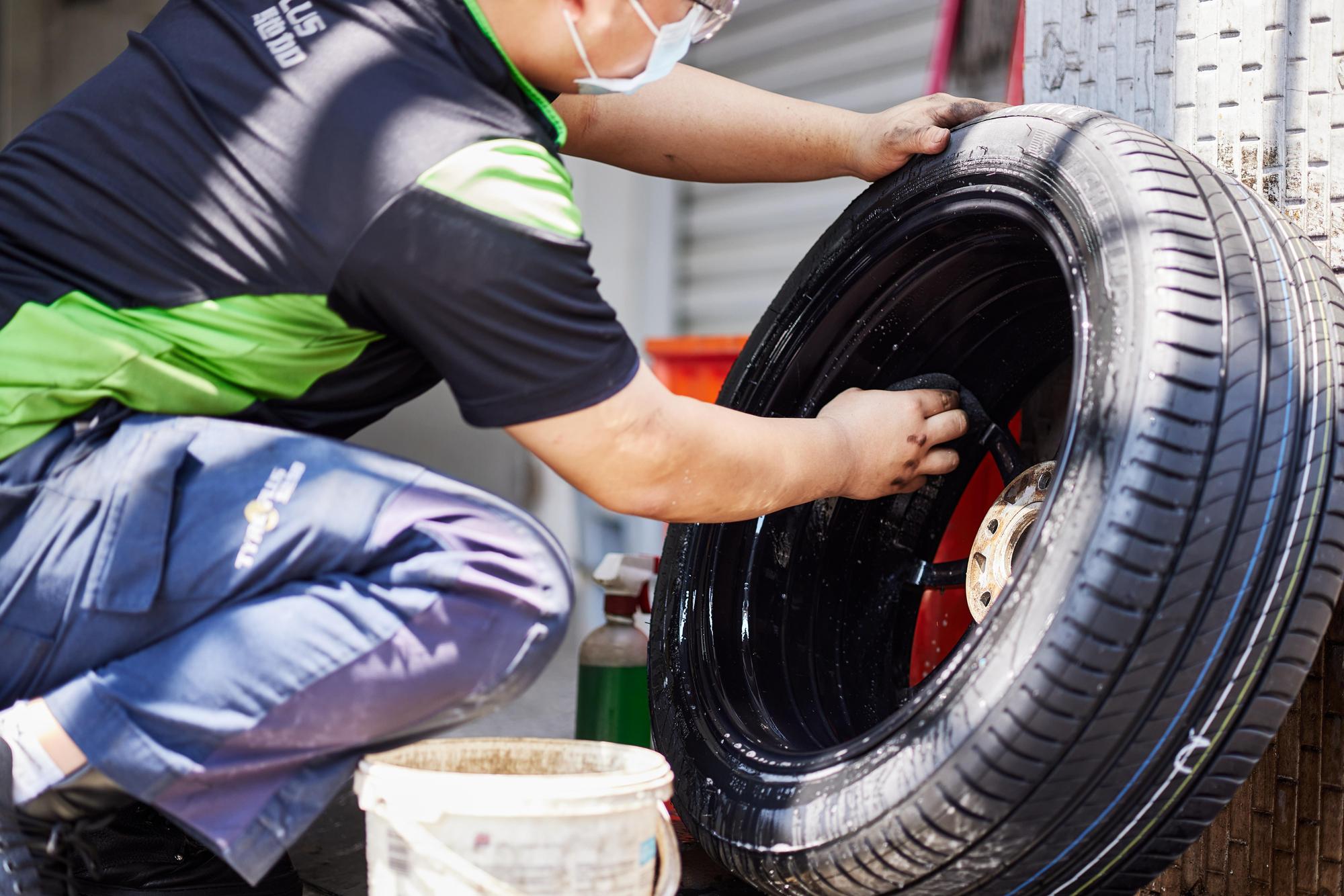 做完輪胎動平衡,TYREPLUS馳加汽車服務中心技師會為車主一一擦拭輪框,十分細心。