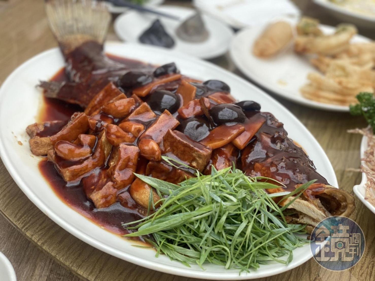 「山泉鱸魚燒豆腐」魚肉大塊鮮嫩，看似醬色深，但調味溫和，新派做法更勝老菜版本。