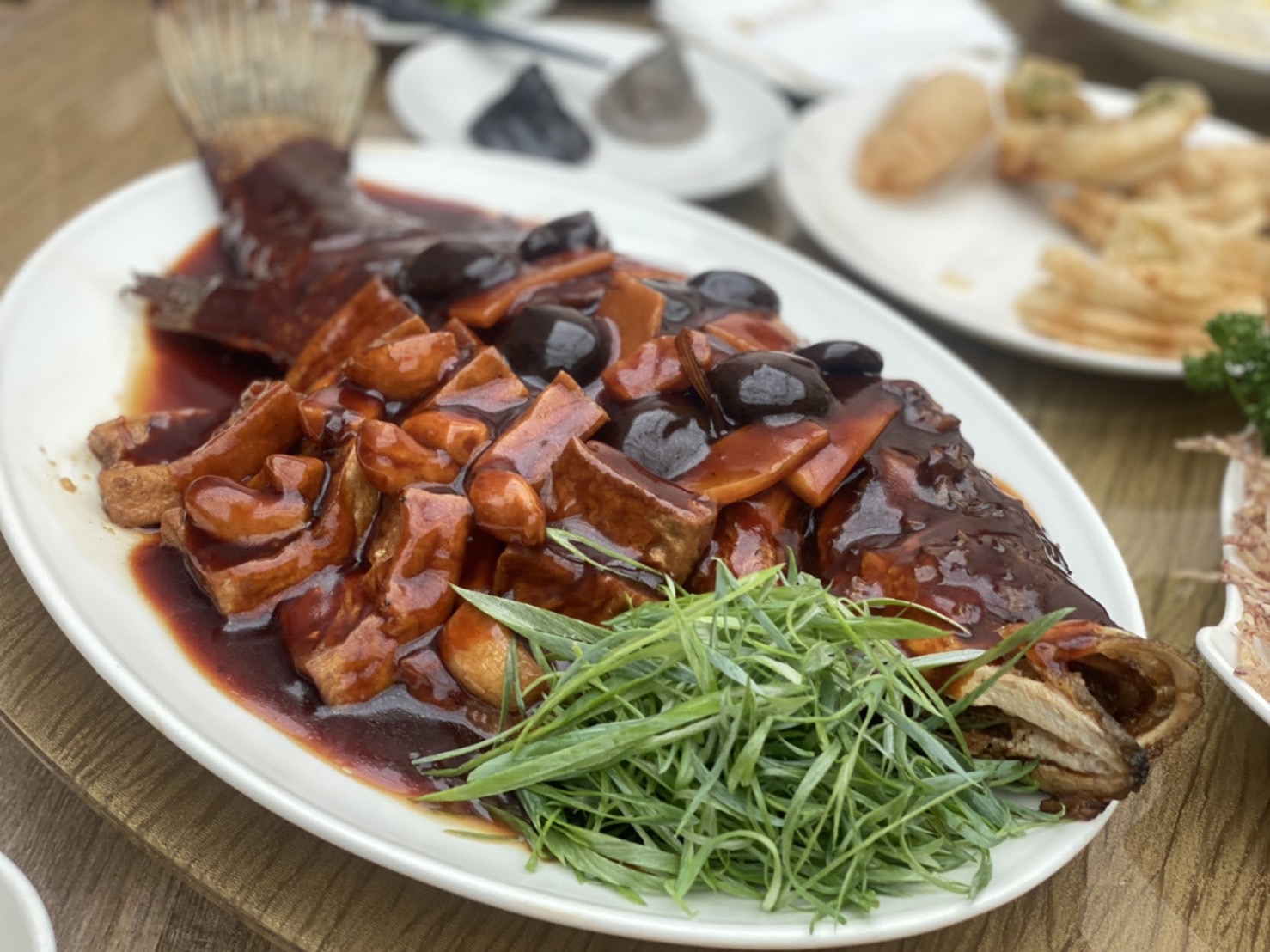 「山泉鱸魚燒豆腐」魚肉大塊鮮嫩，看似醬色深，但調味溫和，新派做法更勝老菜版本。