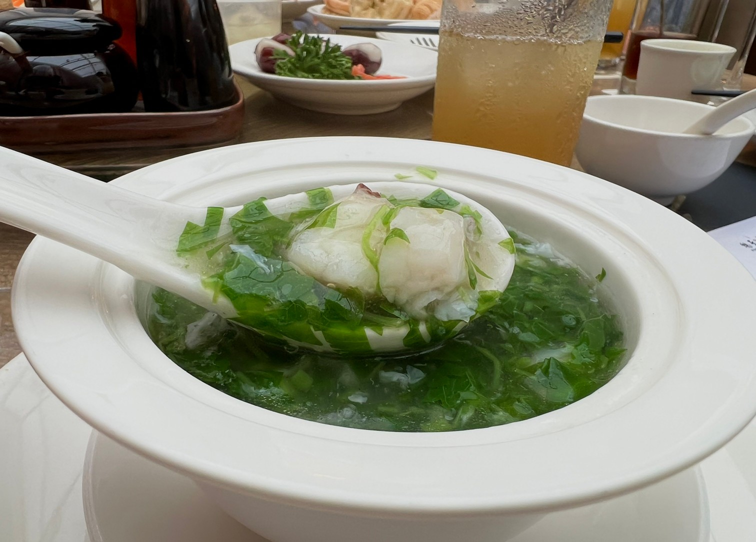 「碧綠鮮魚羹」又鮮又野，清香帶鹹，魚肉嫩中帶有口感。