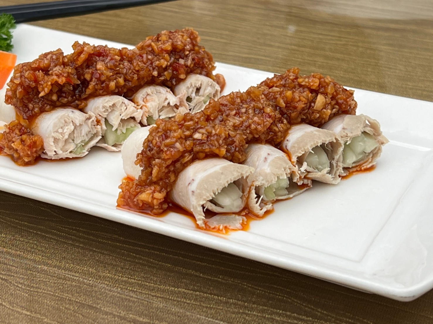 包捲黃瓜絲的「香辣蒜泥白肉」，蒜香濃郁卻不嗆辣。