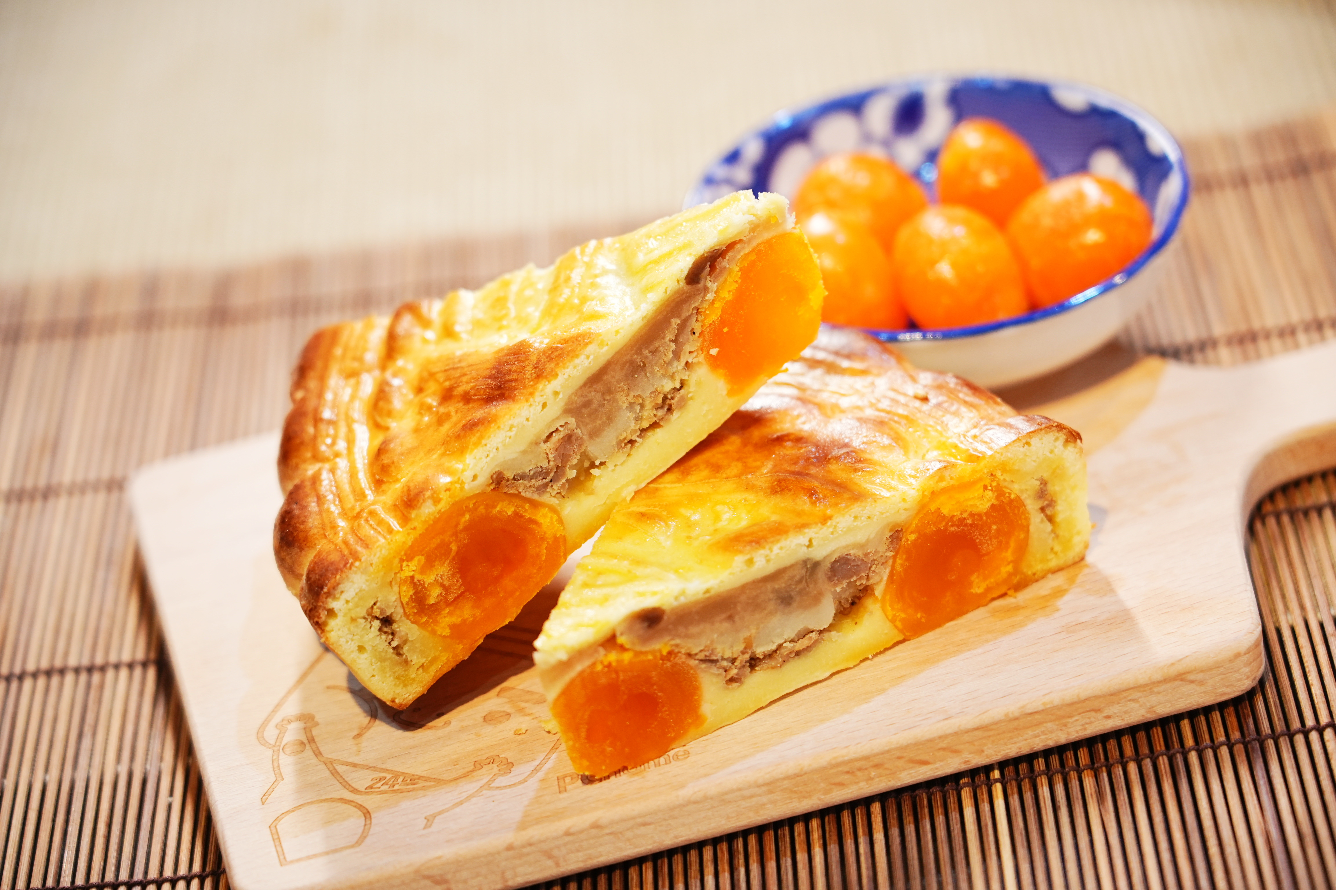 狀元餅包入桂圓豆沙、白鳳豆沙、綠豆沙3層內餡，加上紅土鹹鴨蛋，滋味鹹甜交織，曾拿下雲林10大伴手禮。（60元／片）