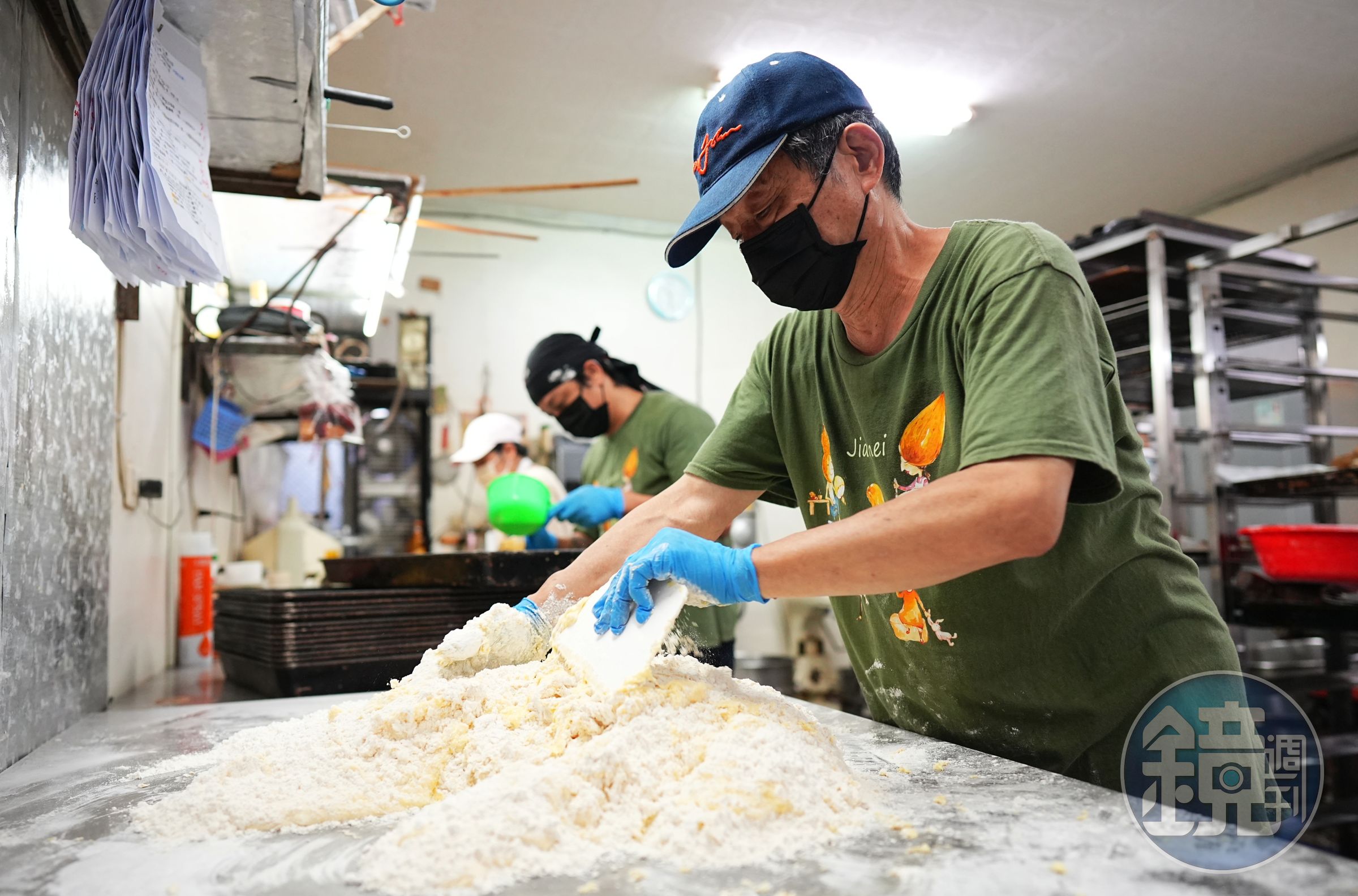 為改良傳統漢餅偏油偏硬口感，廖顯順使用西式磅蛋糕作法製作漢餅皮，並堅持手工揉捻，靠經驗控制餅皮軟硬度。