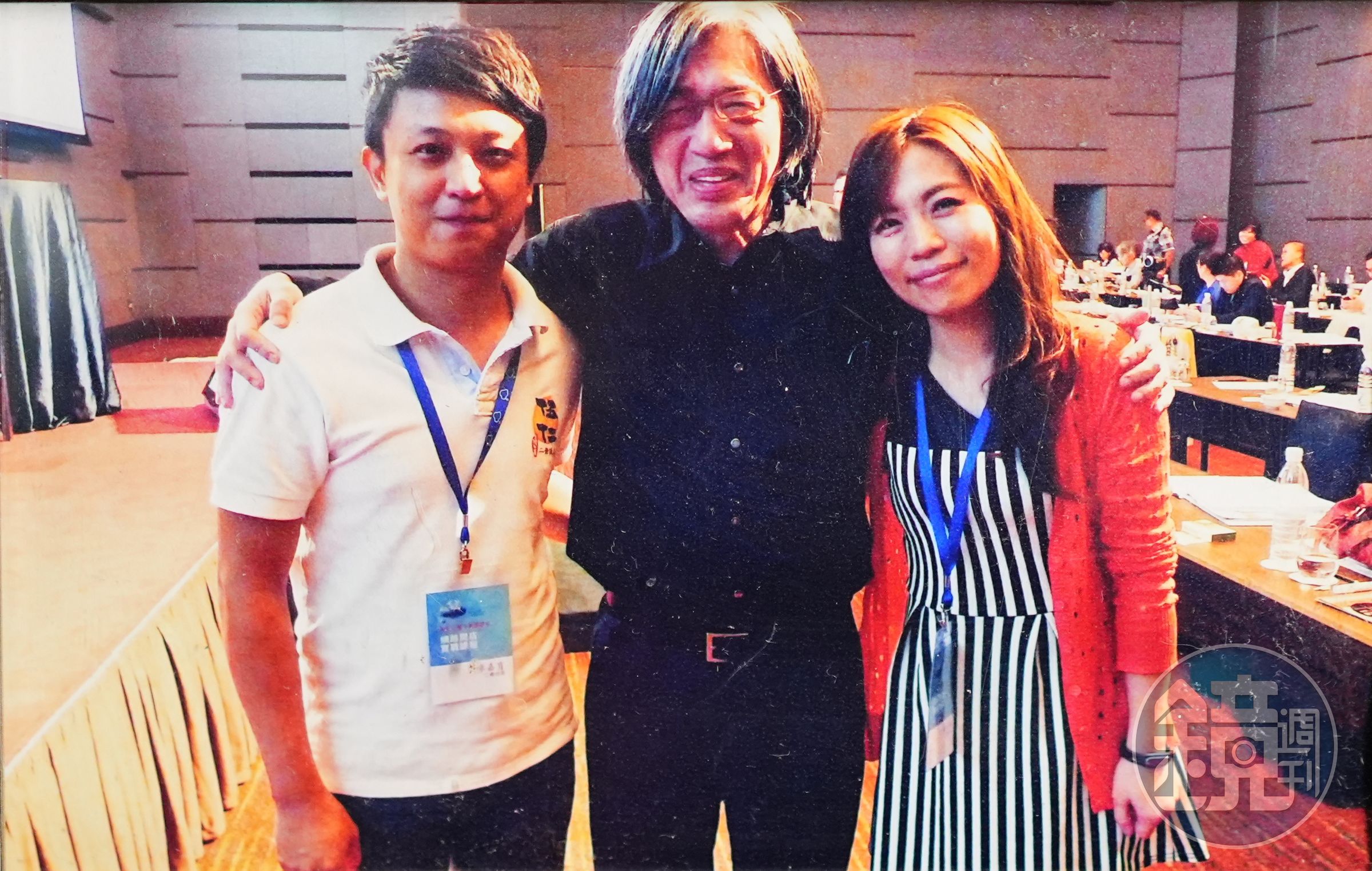  PChome董事長詹宏志（中）是二崙佳美的鐵粉，對狀元餅情有獨鍾，他曾帶著第二代廖嘉育（左）與莊淑敏（右）赴馬來西亞推銷產品。（二崙佳美提供）