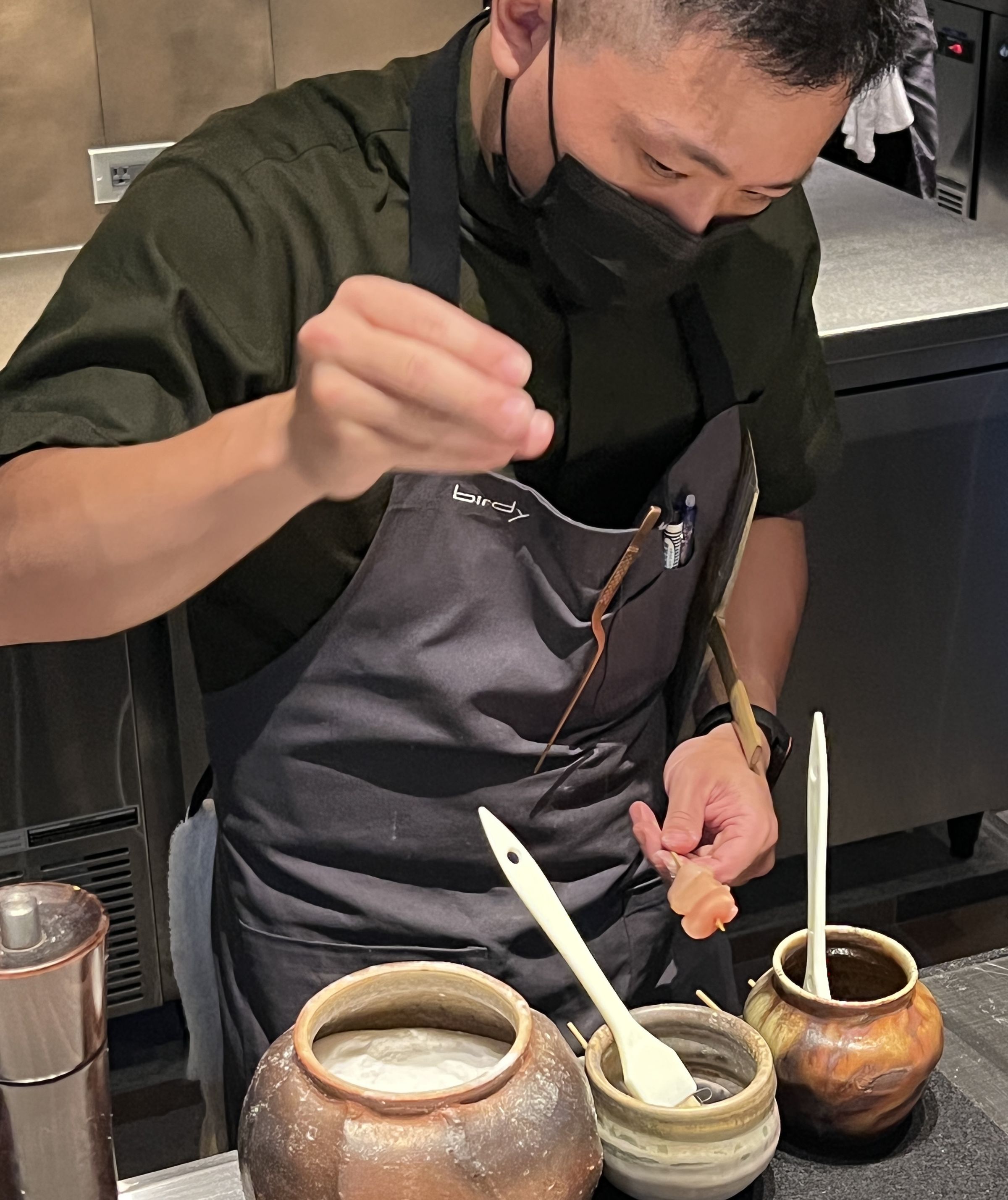 主廚黃晨睿在燒鳥串撒上質地細緻的「伯方之鹽」。