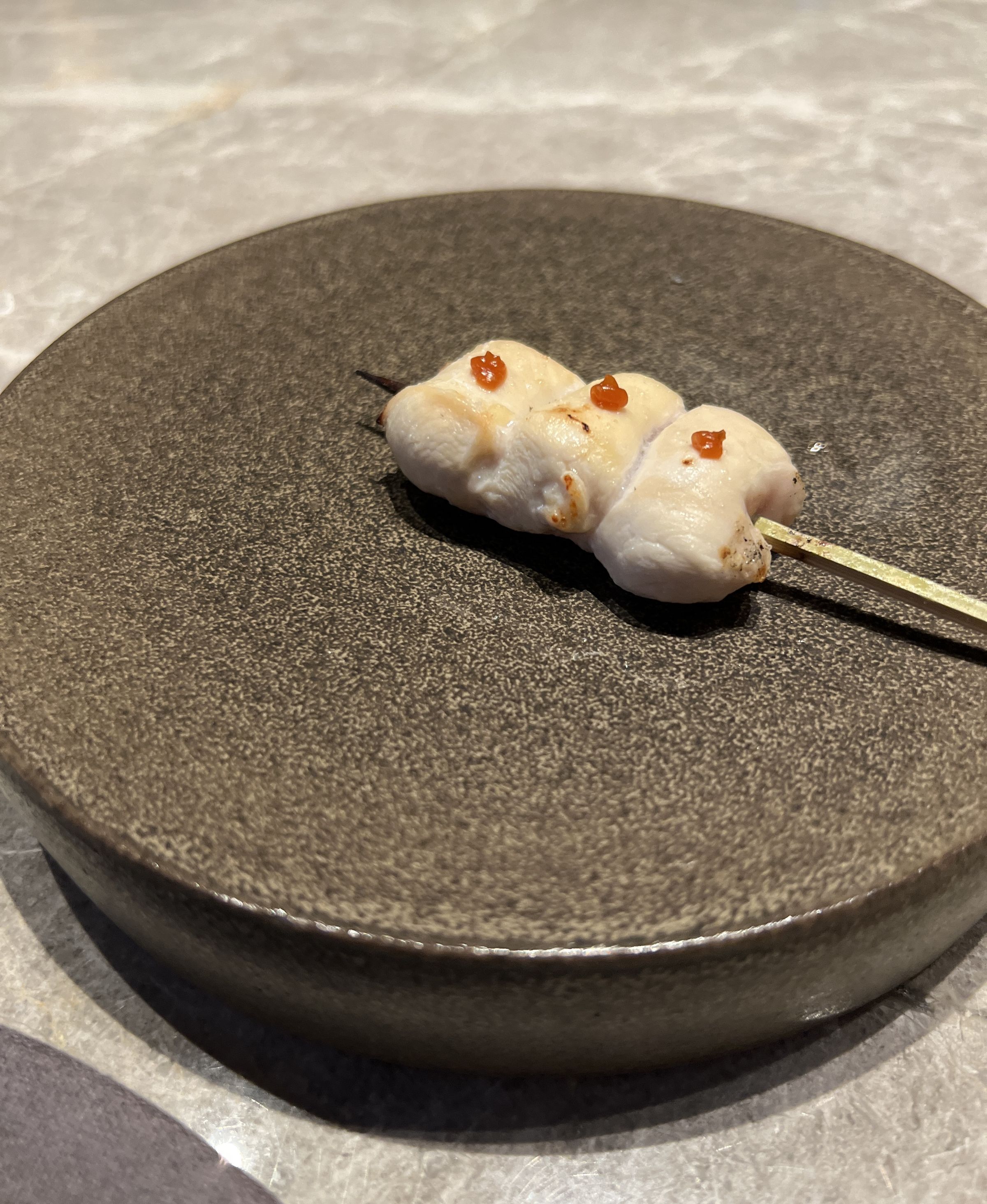 「鹽烤／雞胸／寒造里熟成辣椒」上頭的一點紅即是寒造里熟成辣椒，帶有韓式辣椒醬的熟悉感。