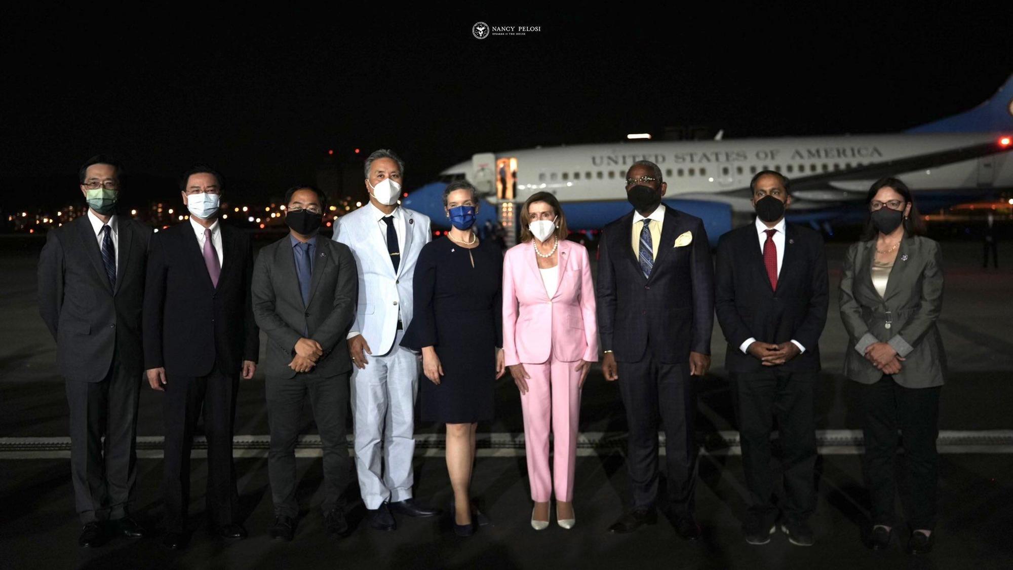 裴洛西一身粉紅色套裝，在黑夜中顯得特別亮眼。（翻攝Nancy Pelosi推特）