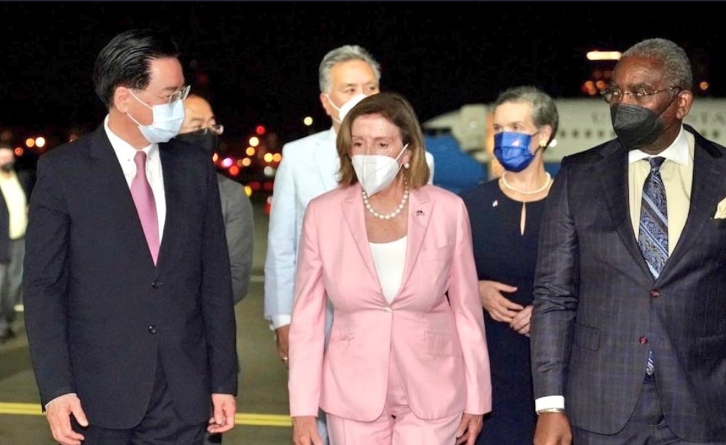 裴洛西(中)昨晚抵達松山機場,一襲粉紅色套裝相當亮眼。(翻攝外交部推特)