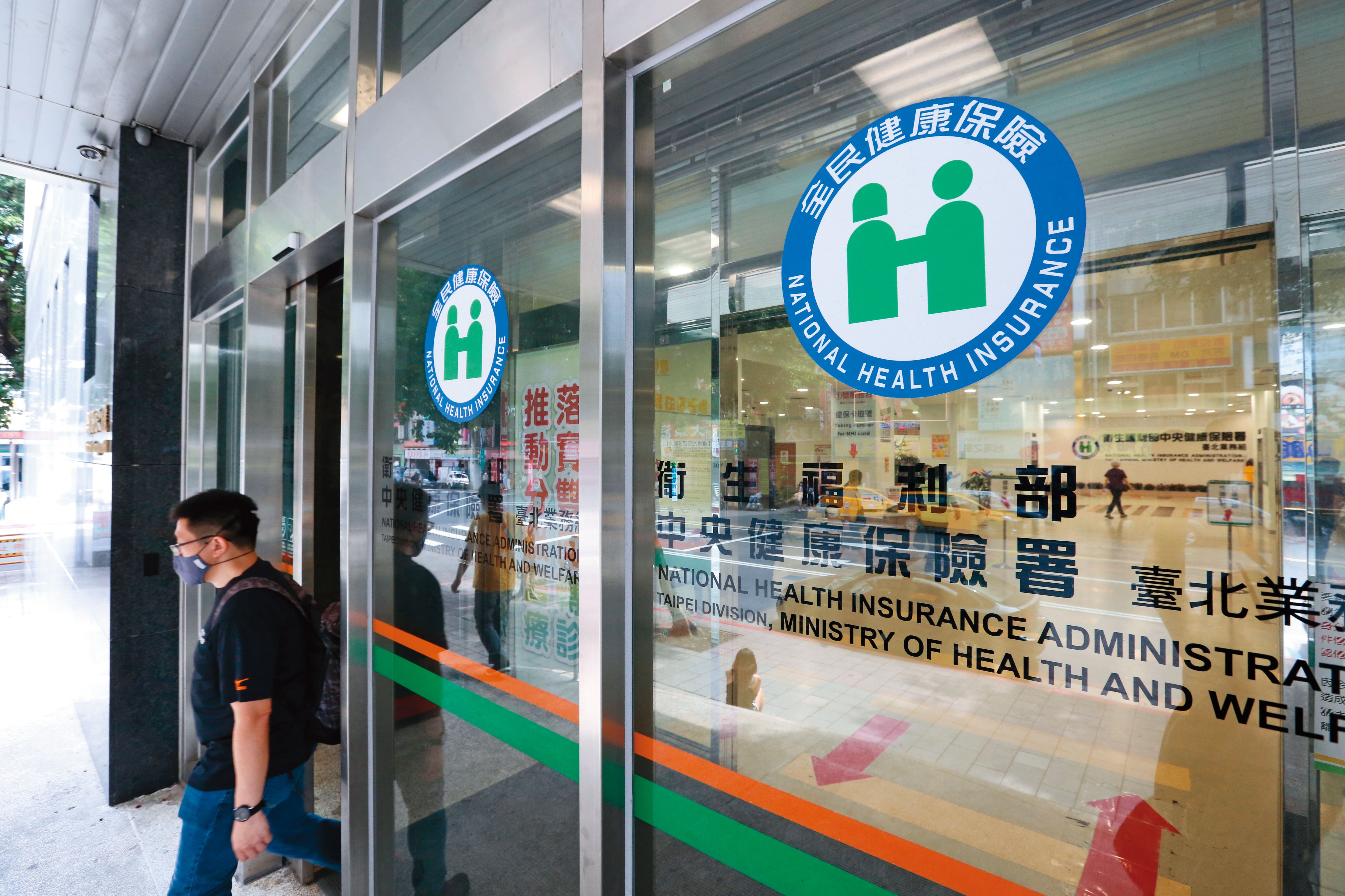 越來越多醫療險保單比照健保手術標準理賠，健保有納入的手術才賠。