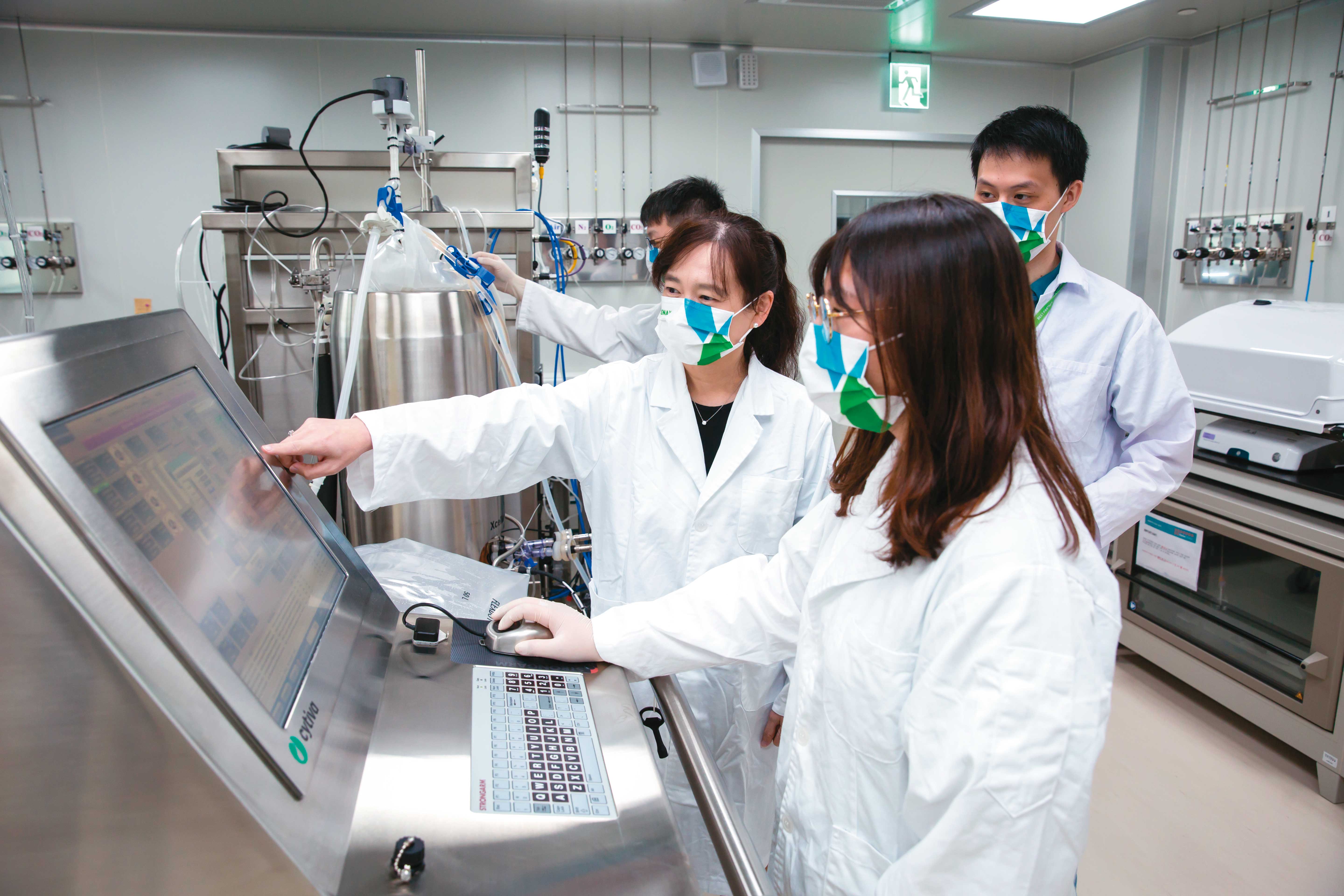 永昕生醫在總經理陳佩君（左）領軍下，目前已有2、30個CDMO客戶，範圍涵蓋日本、韓國、台灣等地。