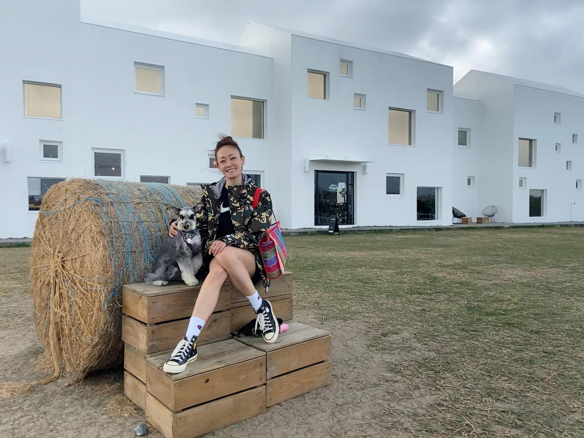 潘慧如錄製《環島進行中》分享旅行中寵物友善店家。(球狀星團提供)