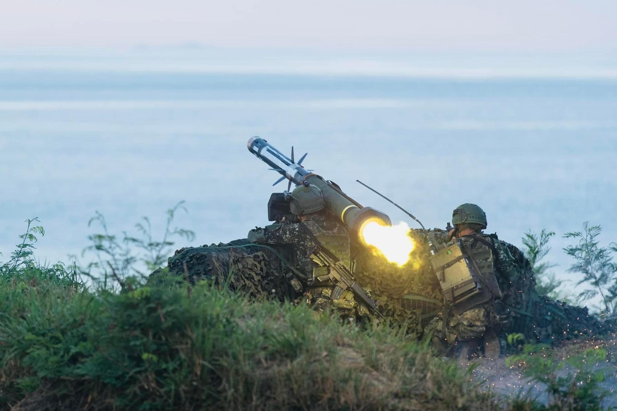 中共解放軍宣布4日起將在台海周圍6處進行飛彈實彈演訓,國防部今以關鍵10字「備戰不求戰,應戰不避戰」回應。(翻攝自國防部發言人臉書)