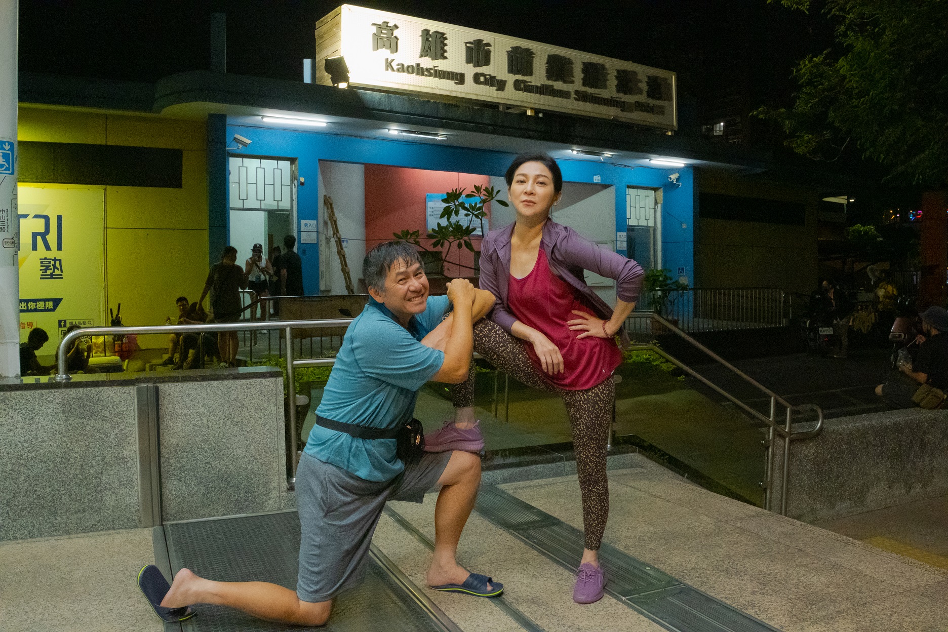 洪都拉斯（左）與王彩樺（右）在〈春水奇譚〉中對戲，笑果十足。（高雄電影館提供）