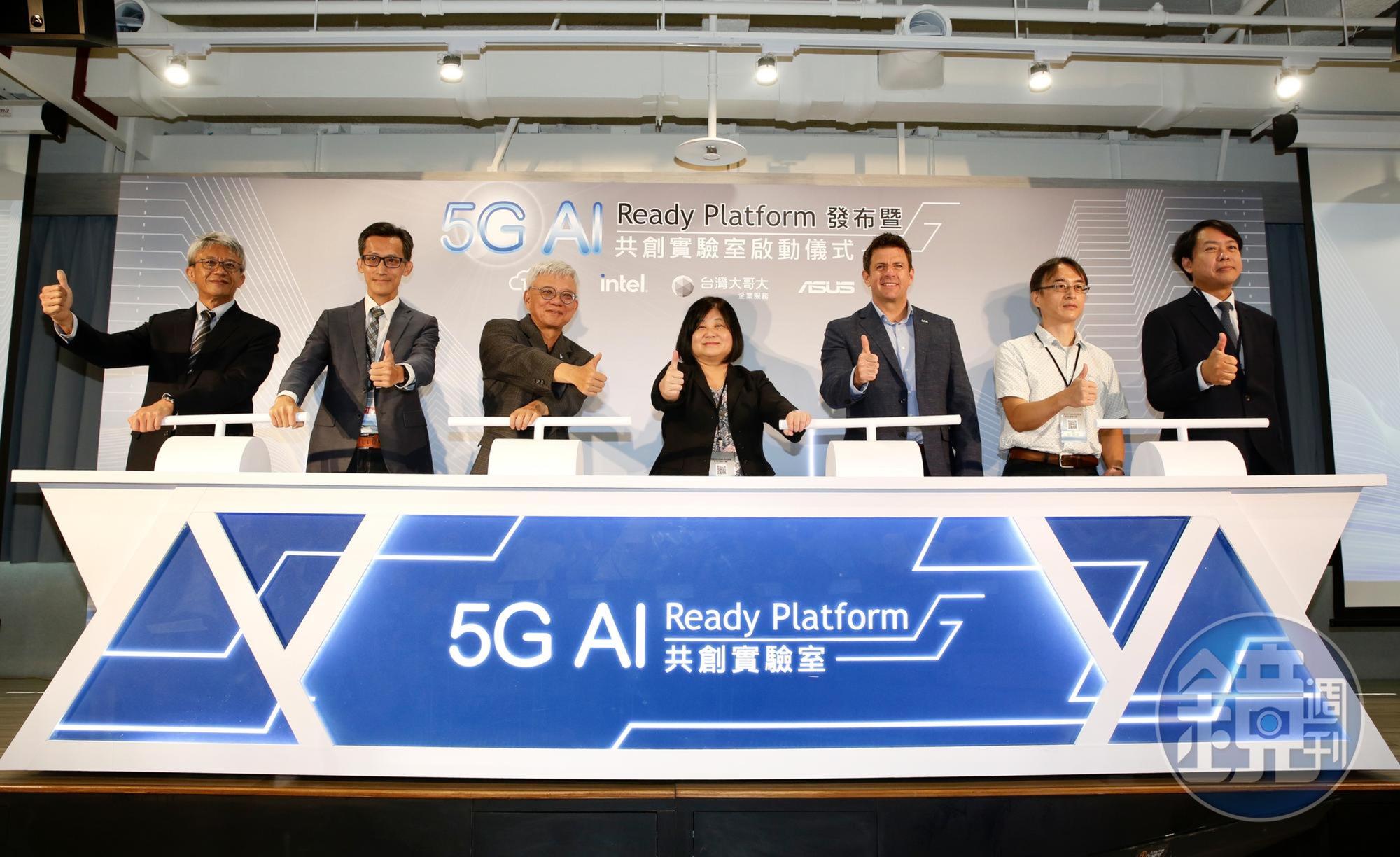 徐世昌（左3）宣布成立華碩5G AI實驗室，英特爾亞太暨日本區總經理Steven A. Long（右3）現身力挺。