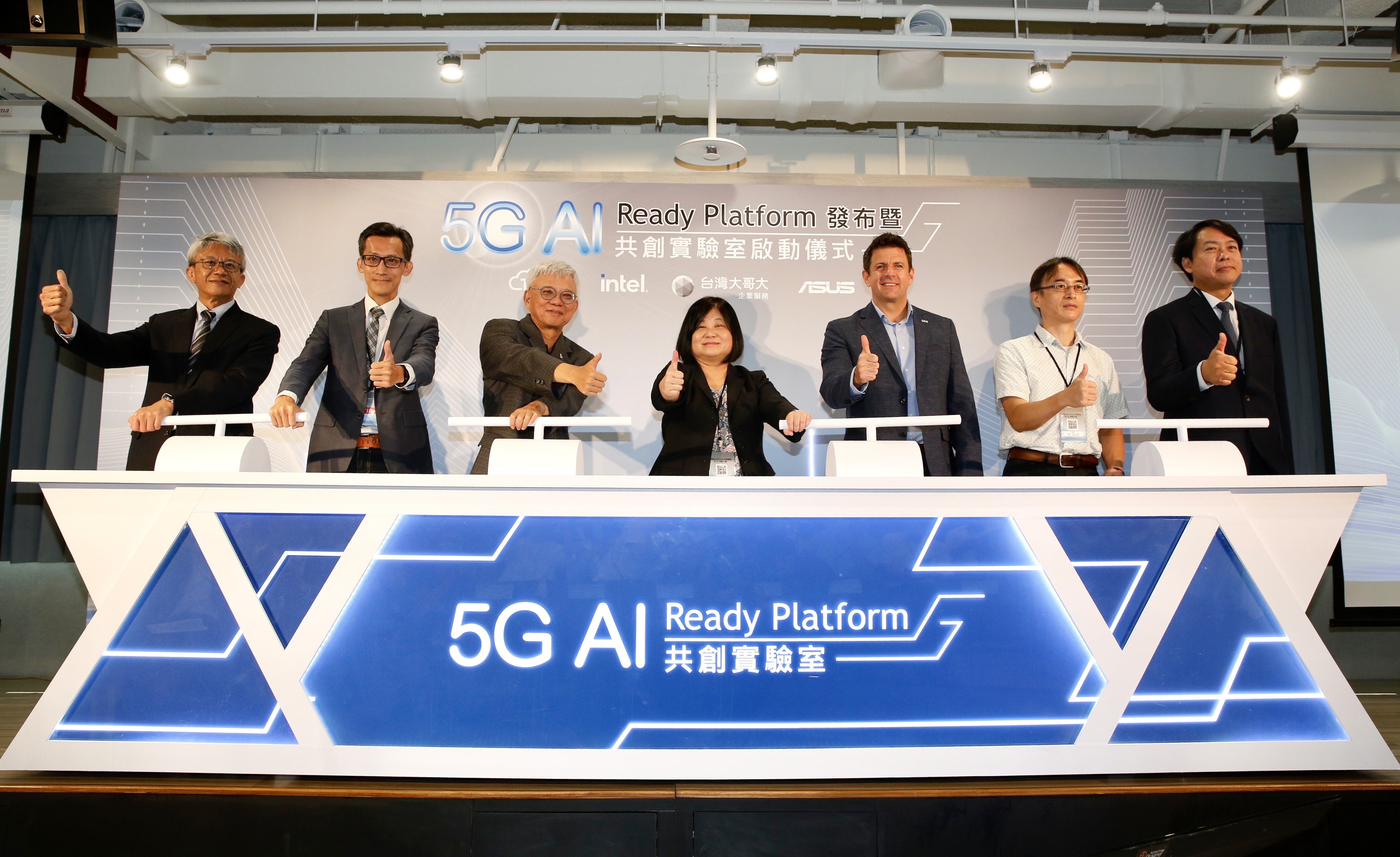 徐世昌（左3）宣布成立華碩5G AI實驗室，英特爾亞太暨日本區總經理Steven A. Long（右3）現身力挺。