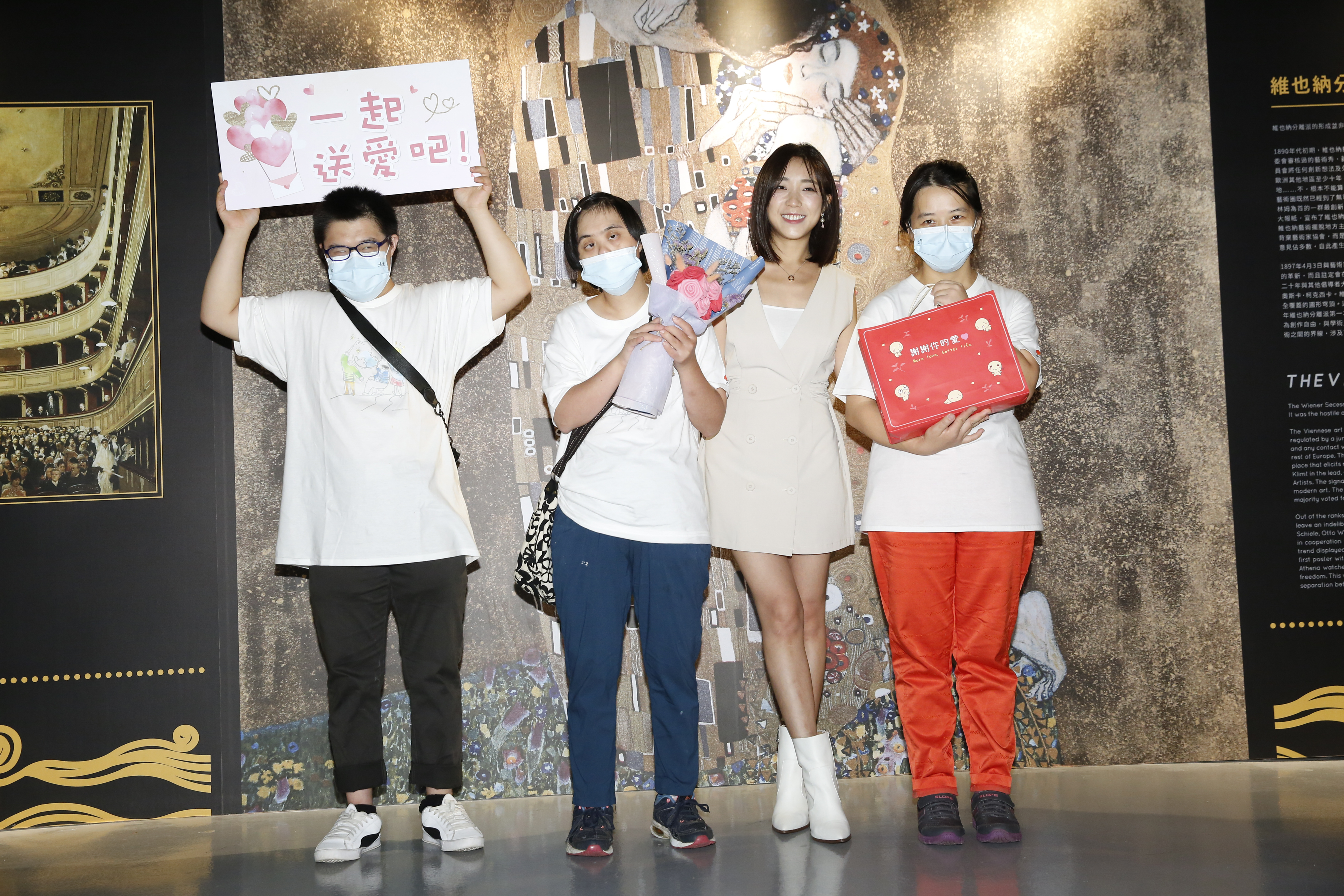 梁舒涵今陪伴憨兒一起逛展。
