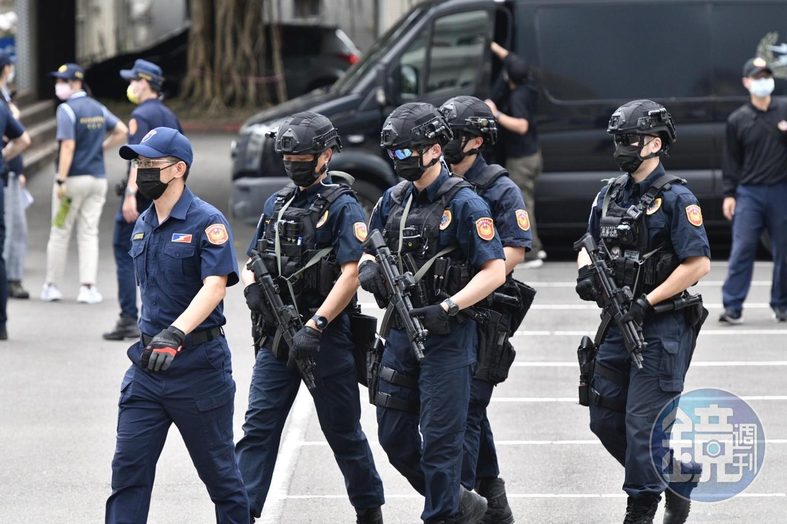 現場警方全副武裝戒備,不敢大意。