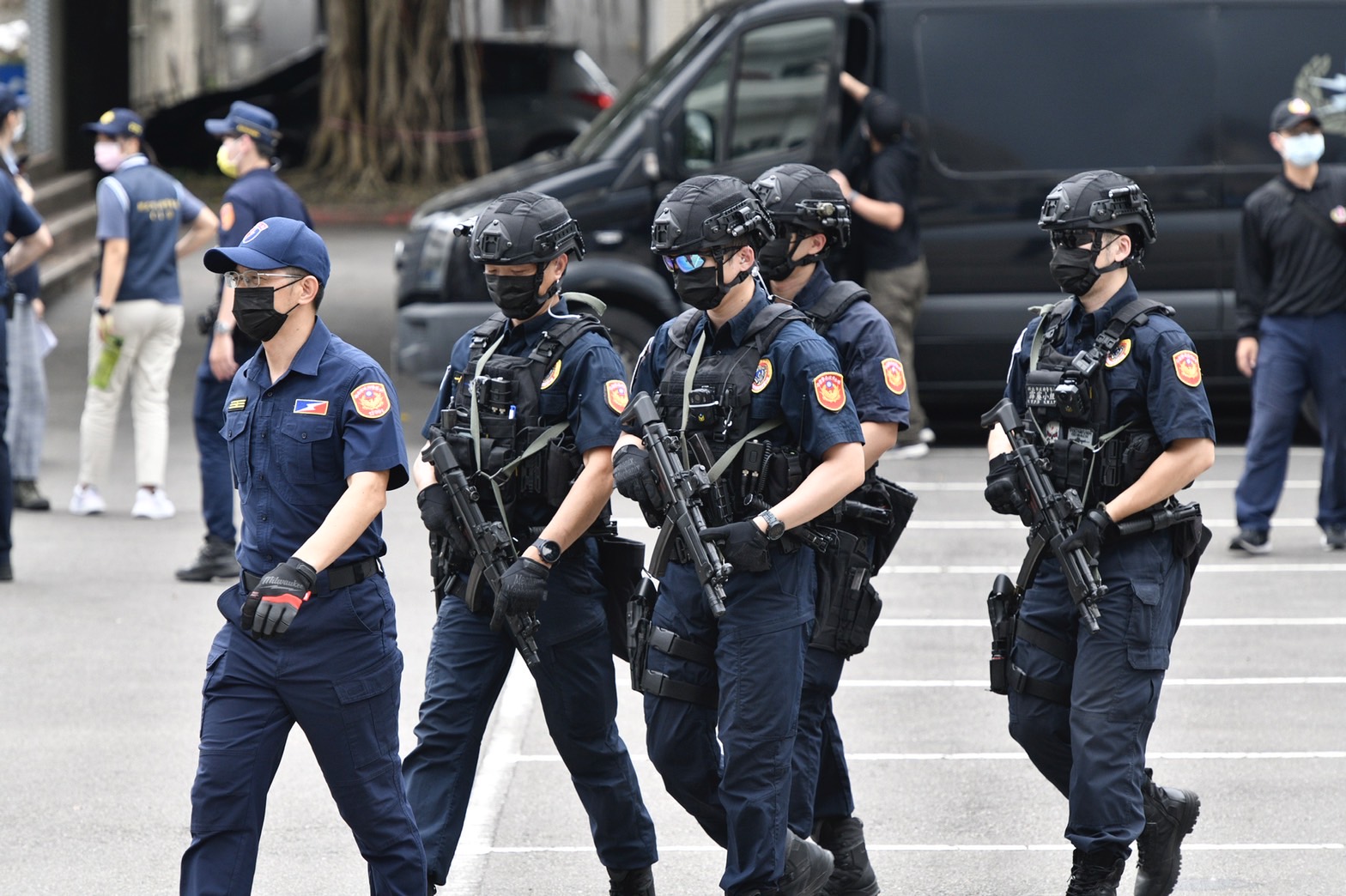 現場警方全副武裝戒備,不敢大意。