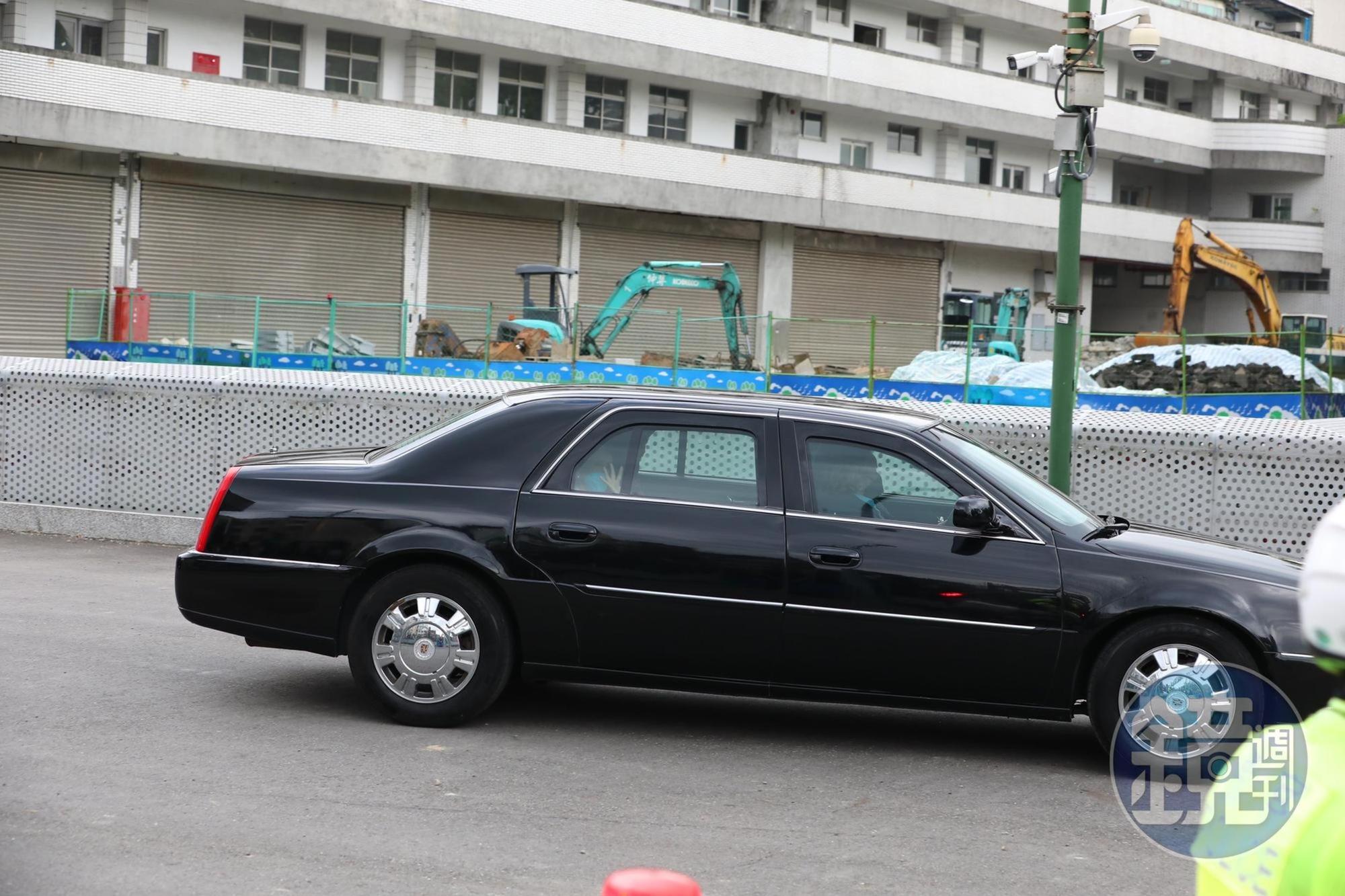 裴洛西在車上親切揮手。