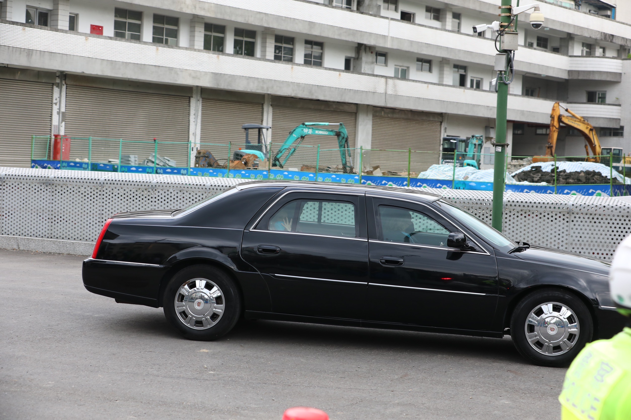 裴洛西在車上親切揮手。