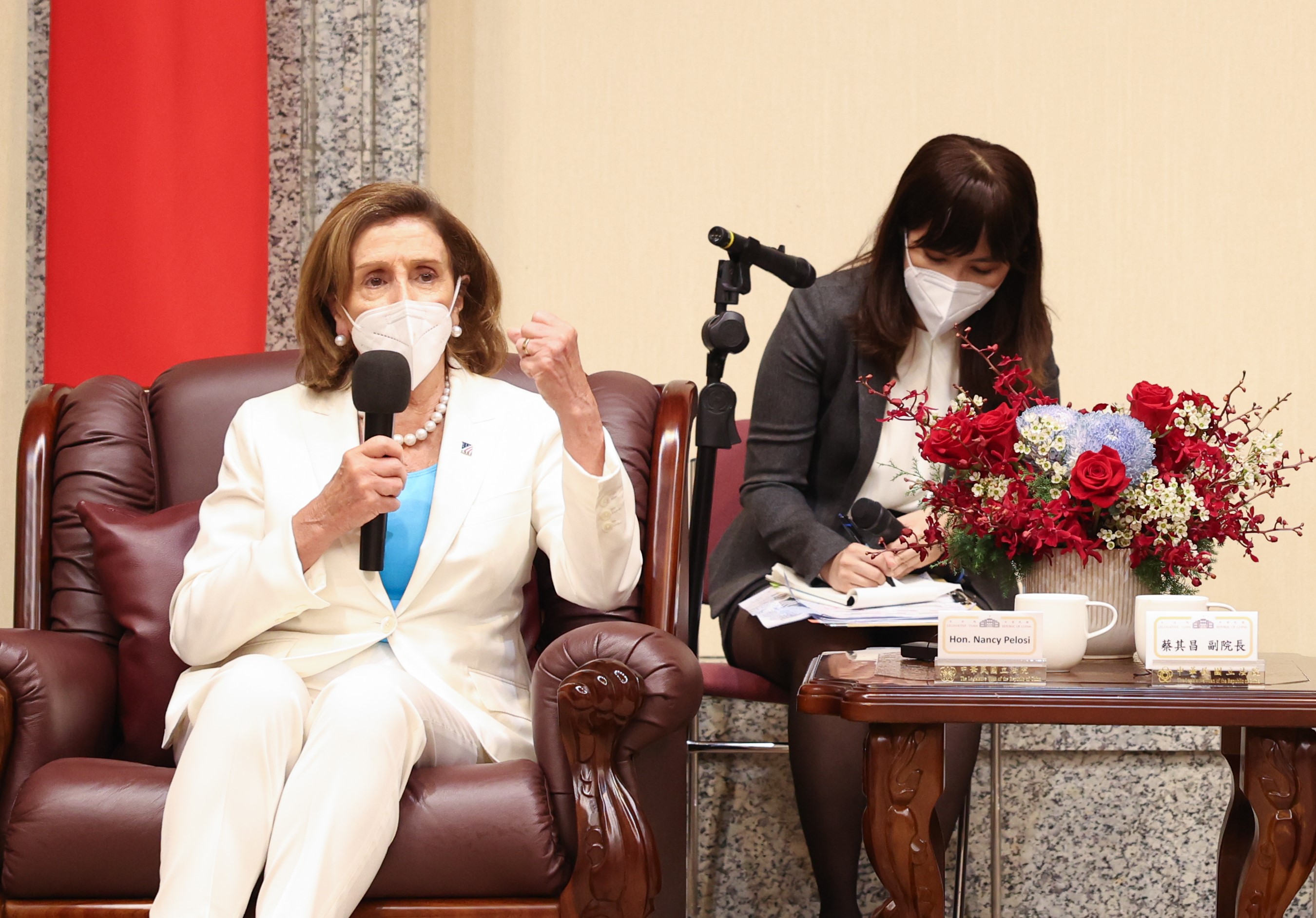 裴洛西今在立院談話，身後的口譯人員4度打斷她發言。（立法院提供）