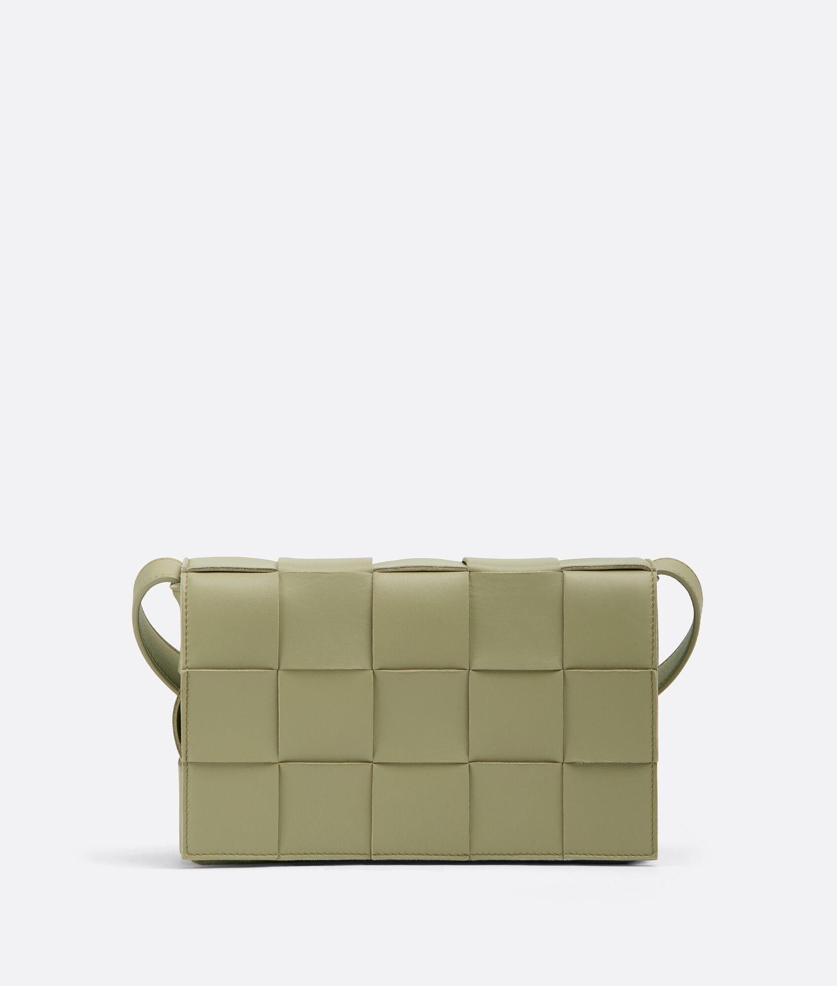 CASSETTE 石灰棕編織斜背包 NT$77,800 Bottega Veneta。(Bottega Veneta提供)