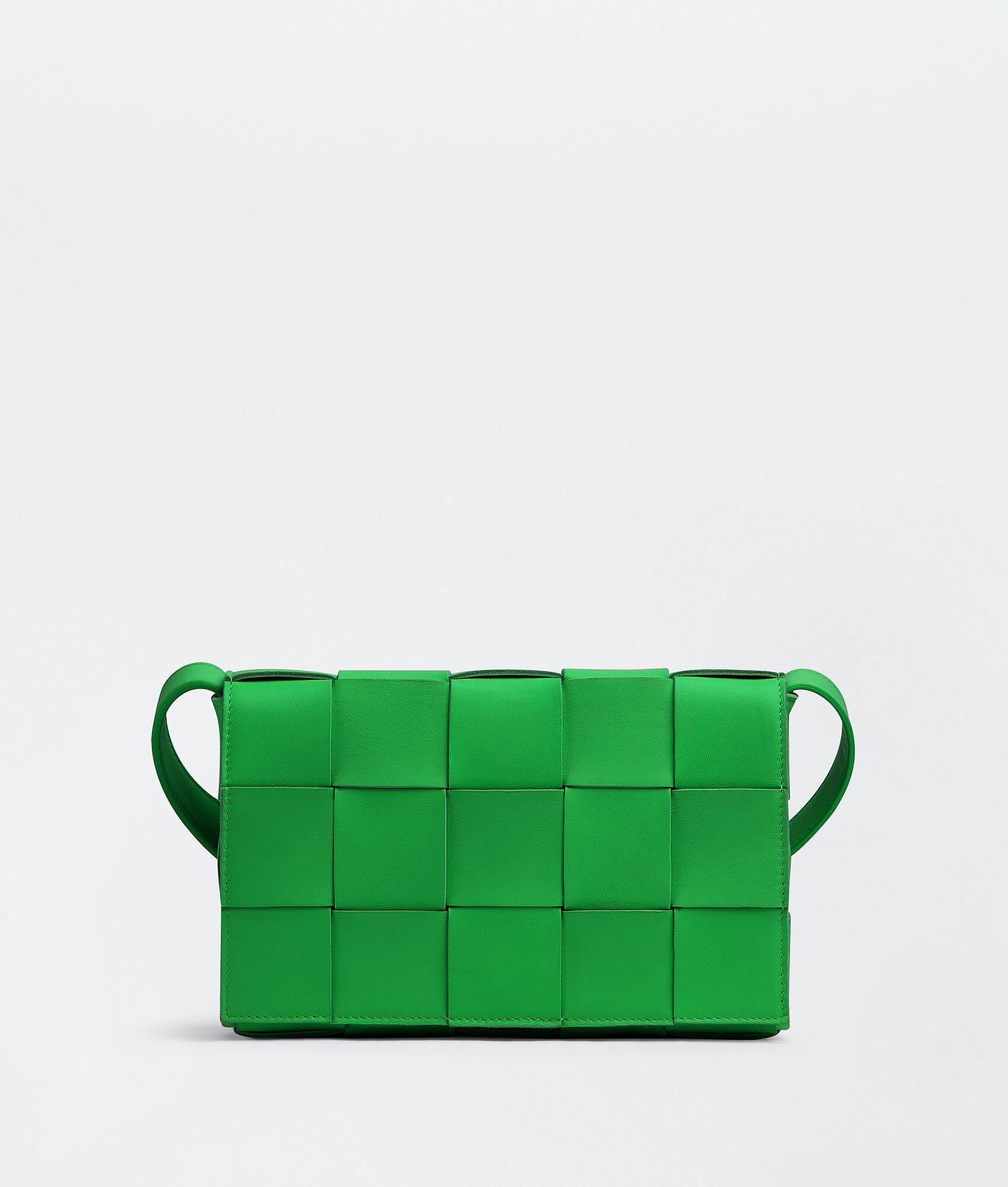 CASSETTE 鸚鵡綠編織斜背包 NT$77,800 Bottega Veneta。(Bottega Veneta提供)