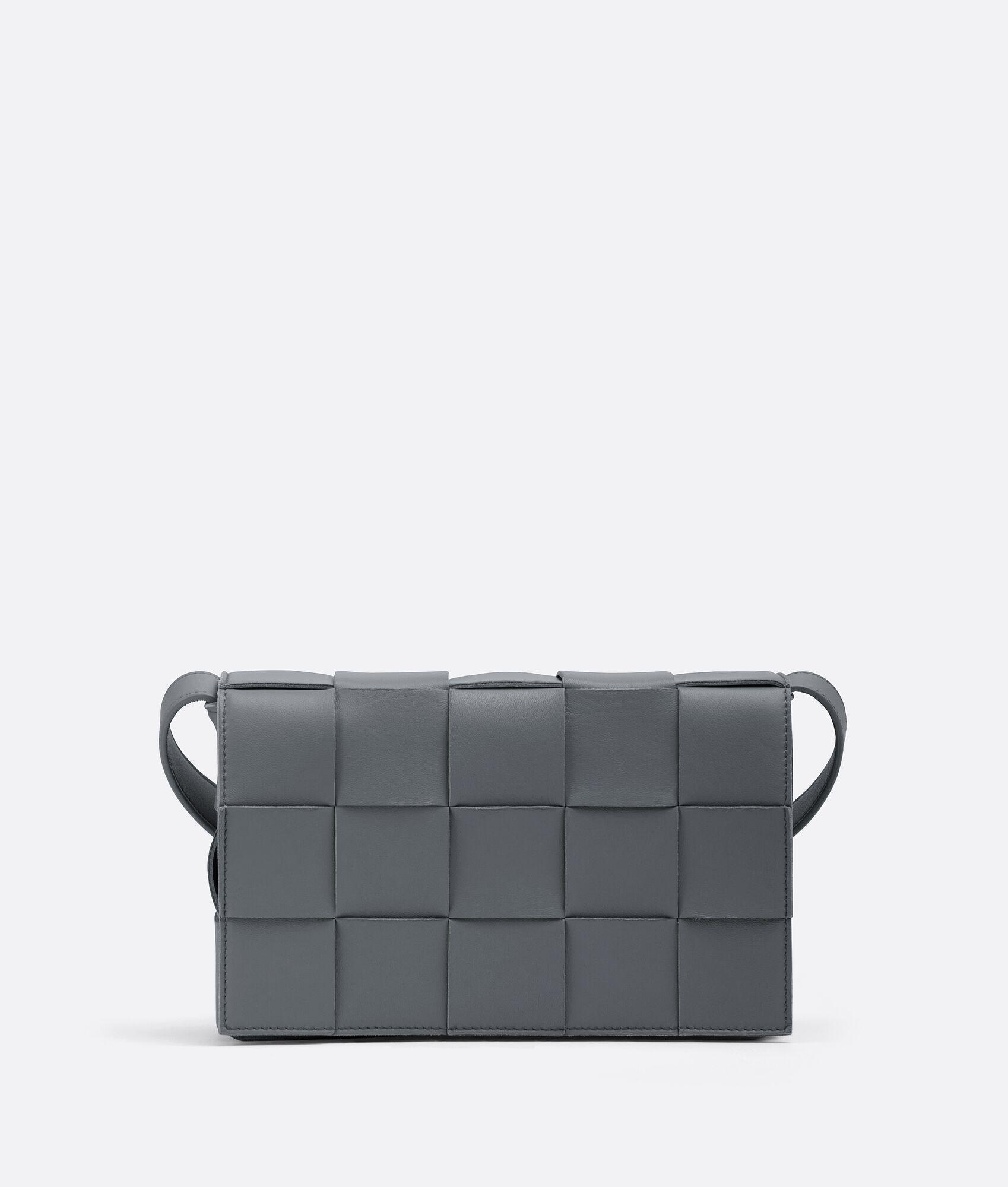CASSETTE 雷霆灰編織斜背包 NT$77,800 Bottega Veneta。(Bottega Veneta提供)