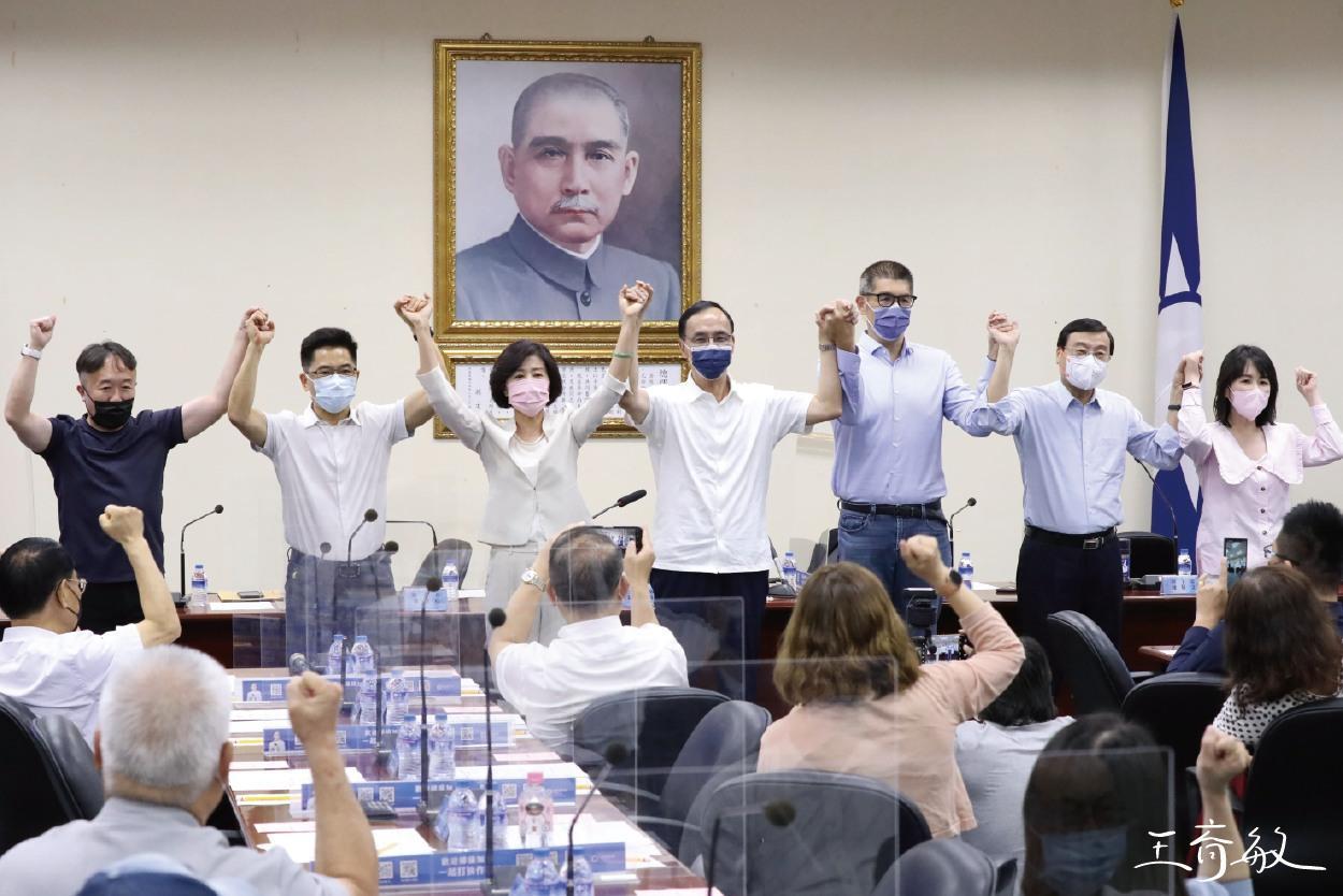 國民黨今正式提名副祕書長王育敏(左3)參選嘉義縣縣長,黨主席朱立倫(中)也親自到場背書。(翻攝自王育敏臉書)
