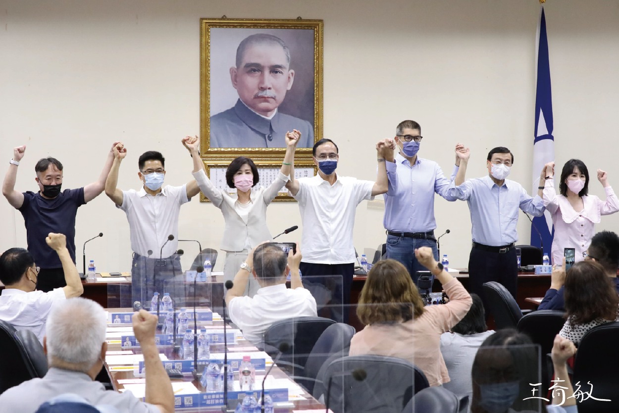 國民黨今正式提名副祕書長王育敏（左3）參選嘉義縣縣長，黨主席朱立倫（中）也親自到場背書。（翻攝自王育敏臉書）