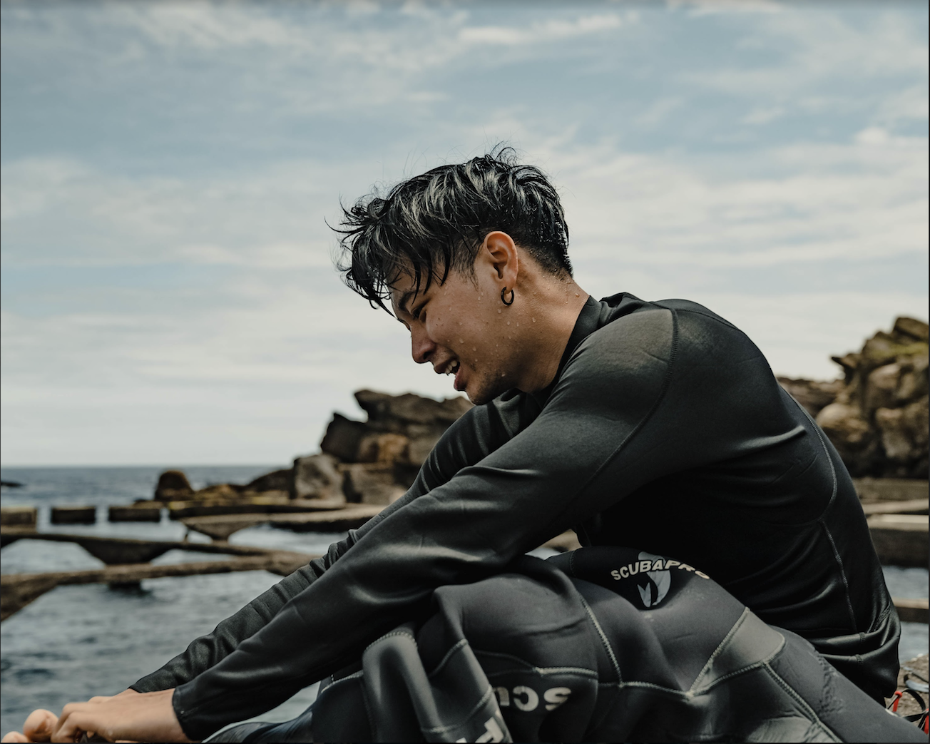 OSN拍攝〈Somebody Else〉 MV，挑戰潛入水深10米海底進行拍攝。（龍大謝提供）