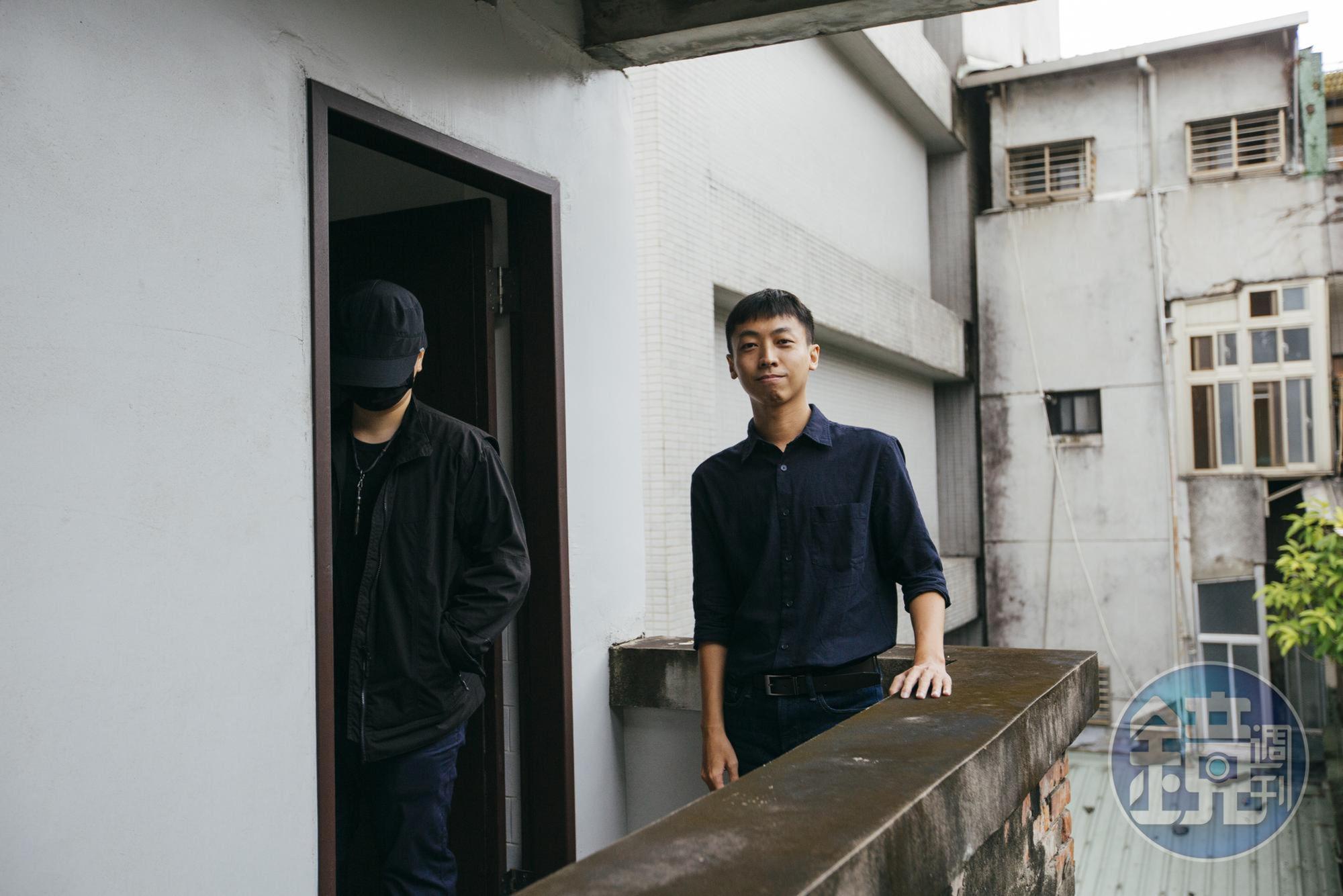 漫畫編劇食夢蟹（右）與漫畫家黃踹（左）合力創作驚悚懸疑作品《永夜山》，呈現人性恐怖。