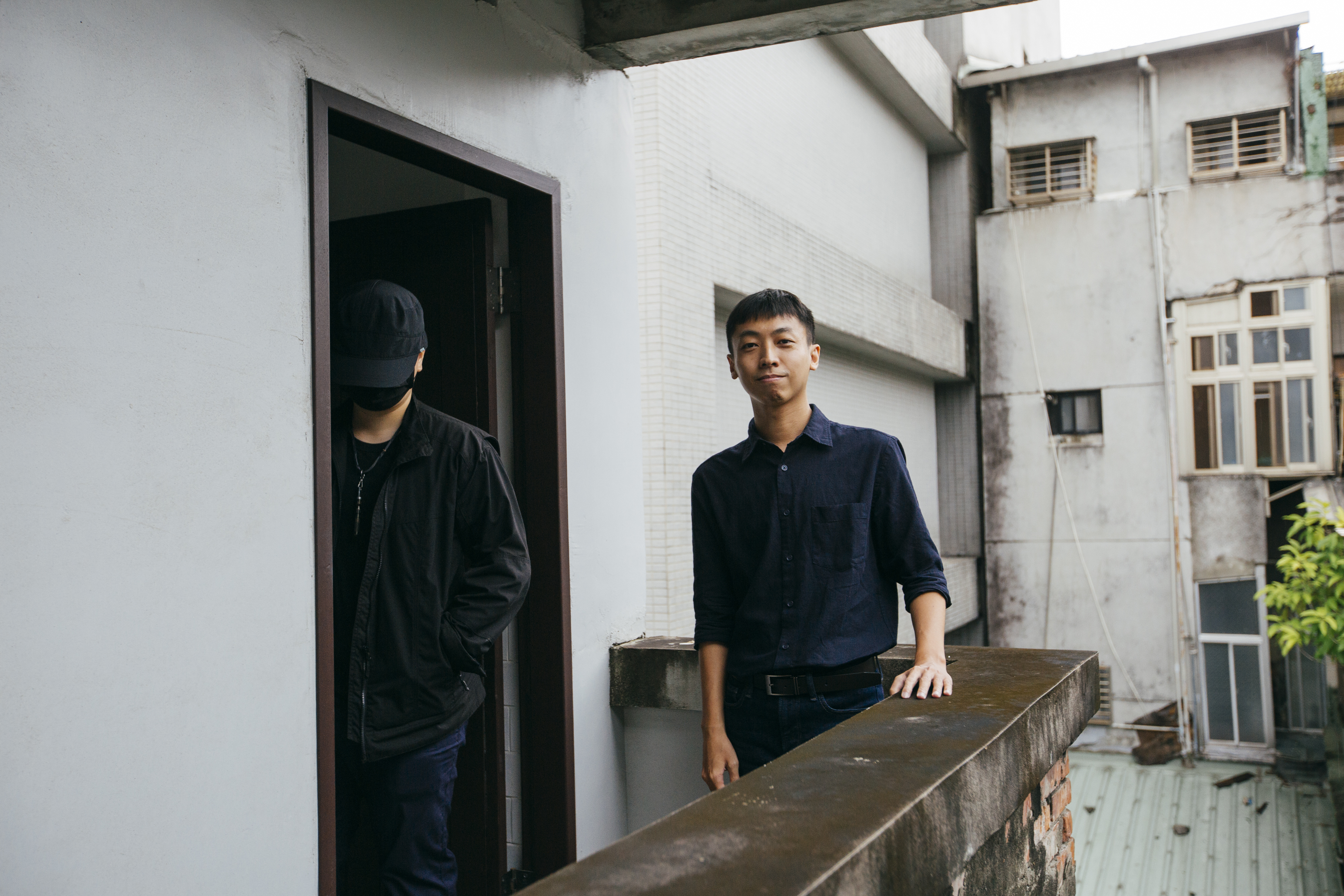 漫畫編劇食夢蟹（右）與漫畫家黃踹（左）合力創作驚悚懸疑作品《永夜山》，呈現人性恐怖。