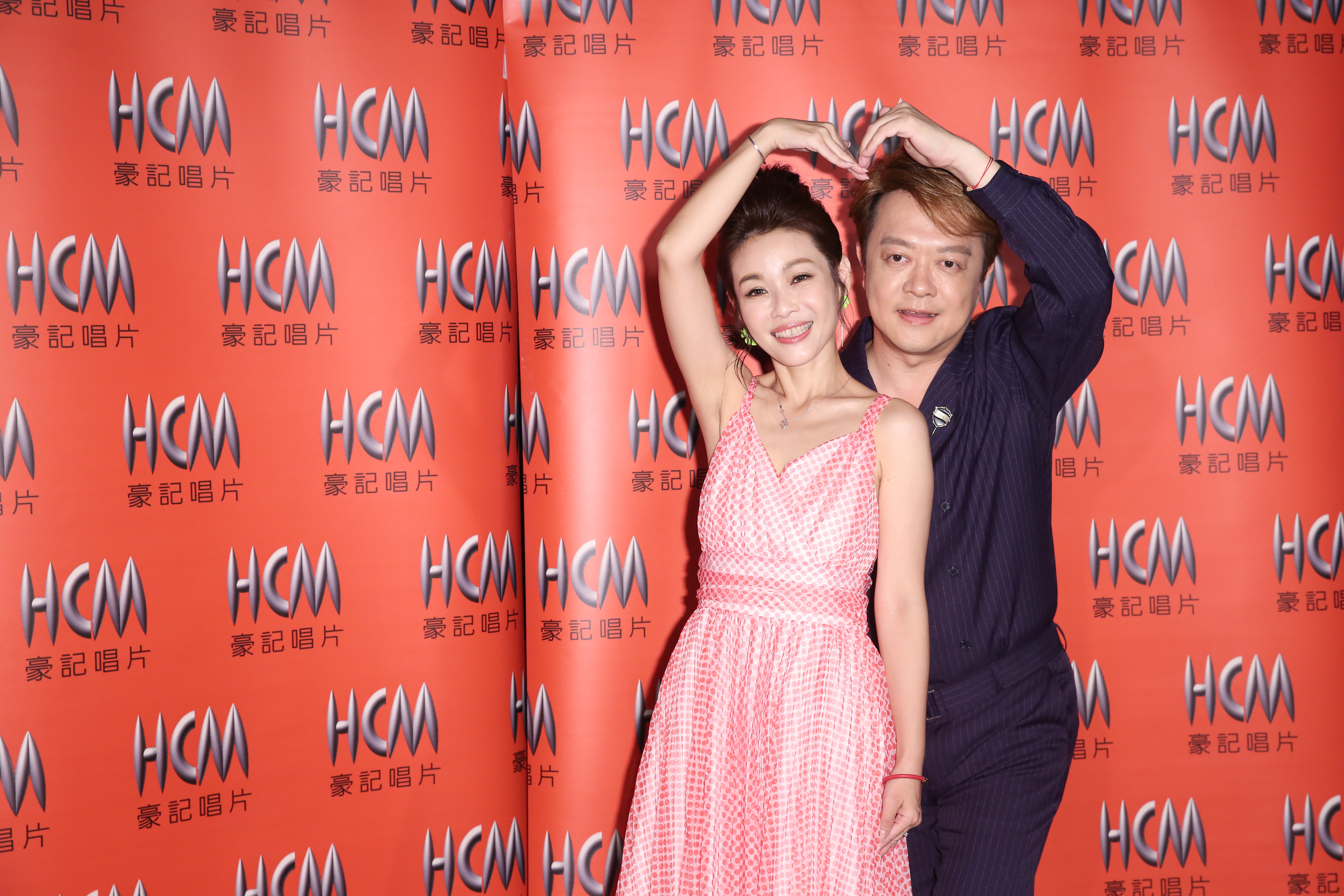 翁立友跨刀出席師妹董育君新專輯《愛老虎油》記者會。