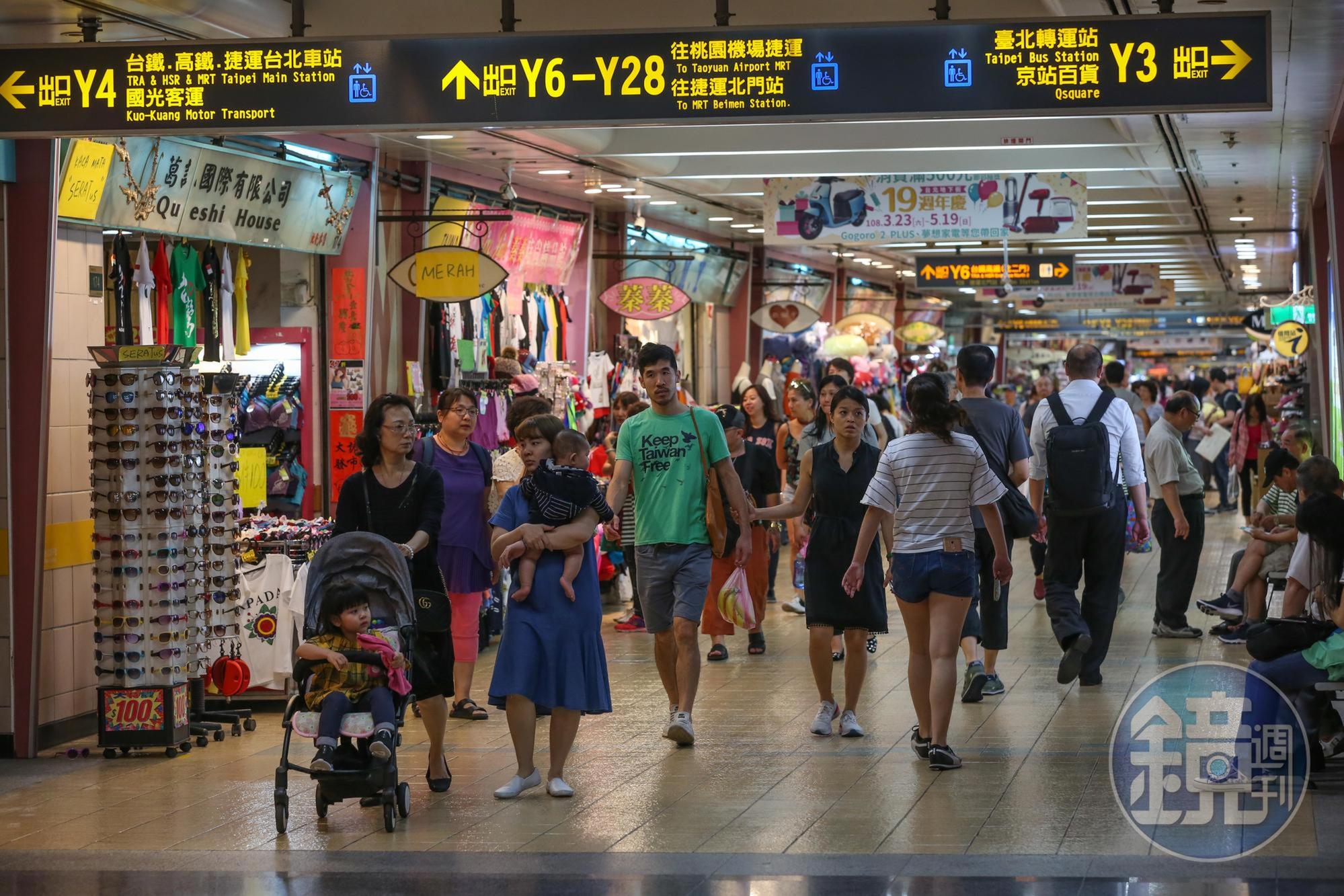 戰爭發生時，台北市的地下空間都將用來當作防空避難處所，包含捷運、地下街等地。（圖為台北地下街，本刊資料照）