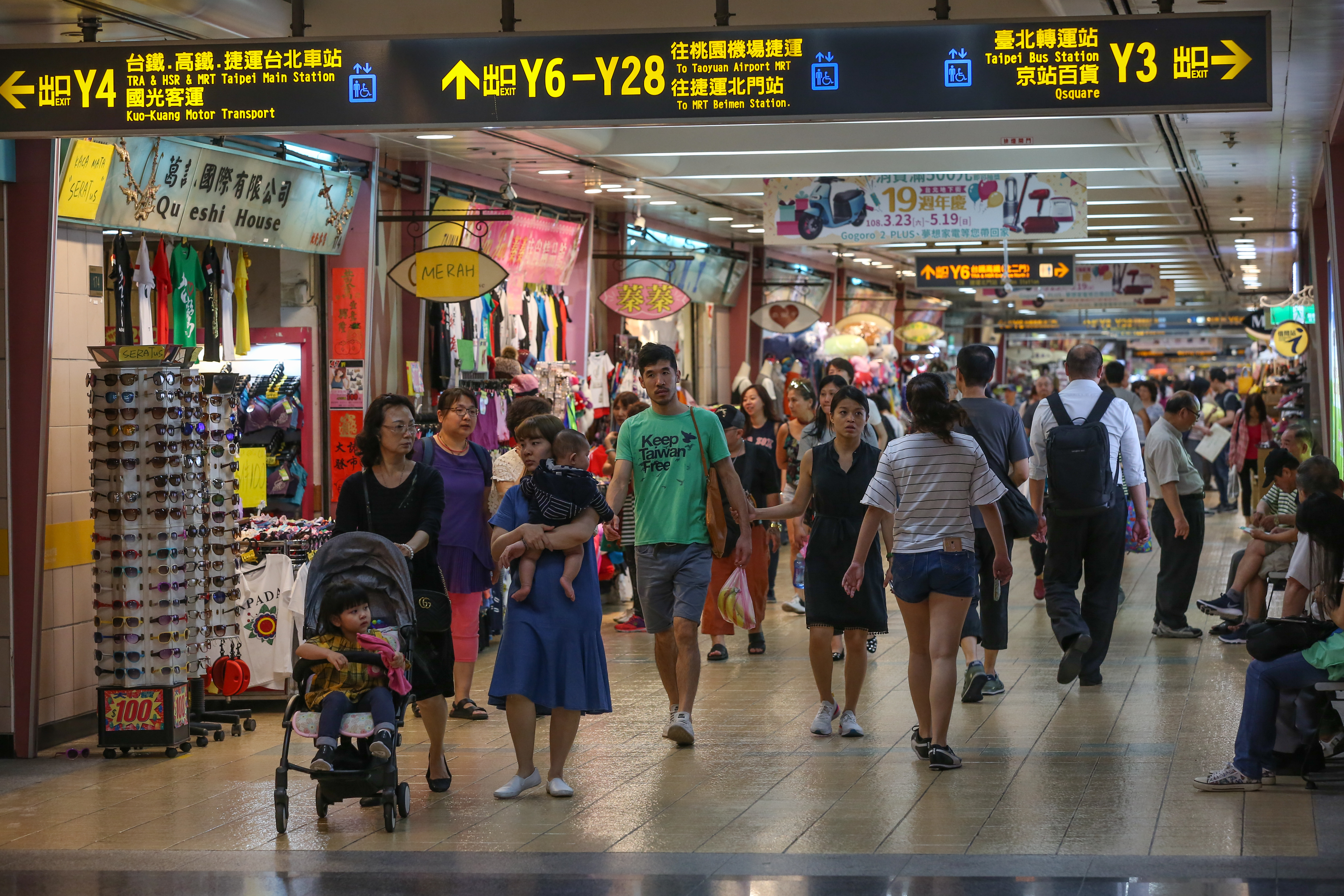 戰爭發生時，台北市的地下空間都將用來當作防空避難處所，包含捷運、地下街等地。（圖為台北地下街，本刊資料照）