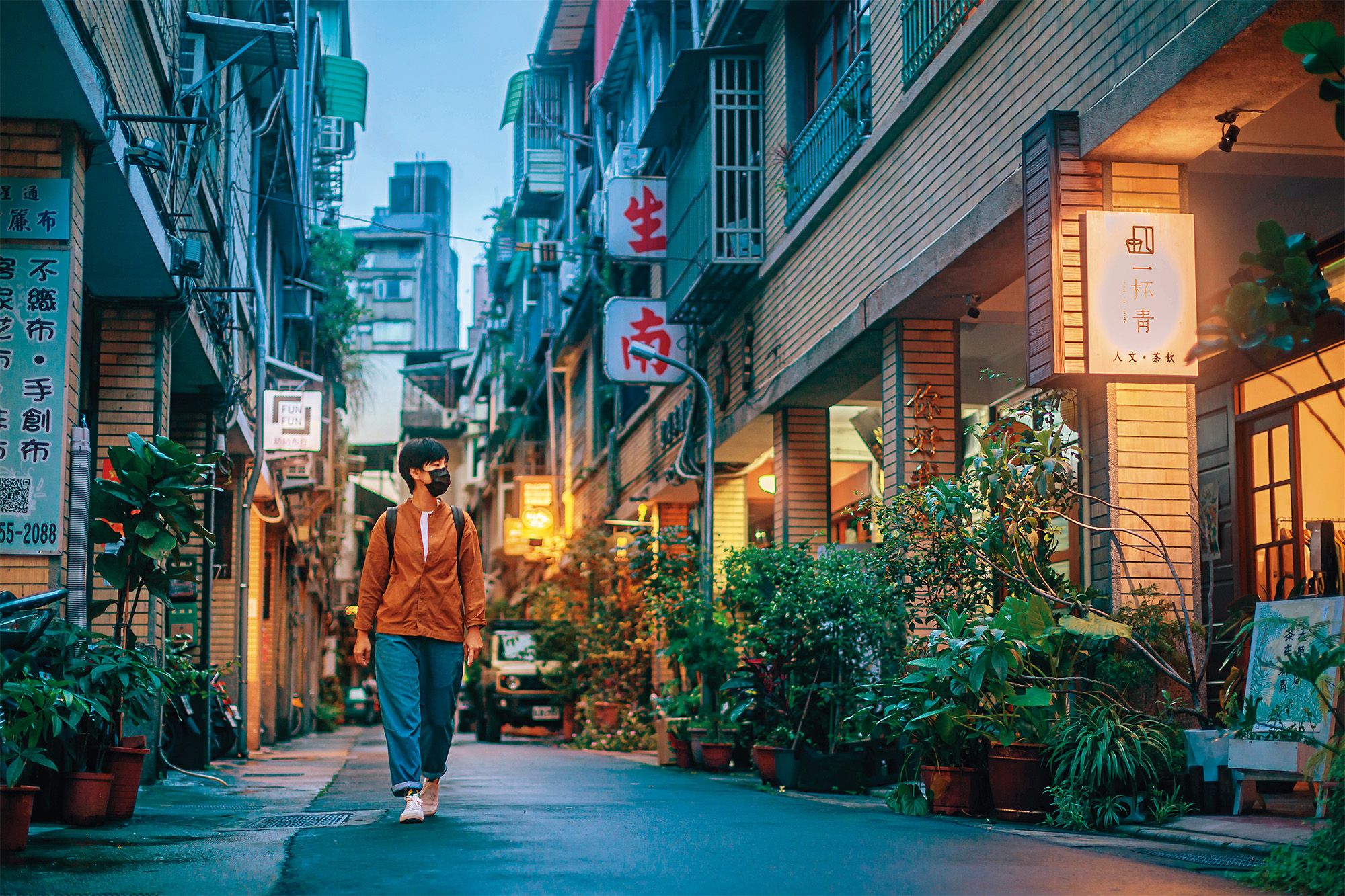走進大稻埕迪化街一段14巷，仍能找到許多老布行，感受往日永樂市場曾扮演台灣最大布料批發市場的榮景。