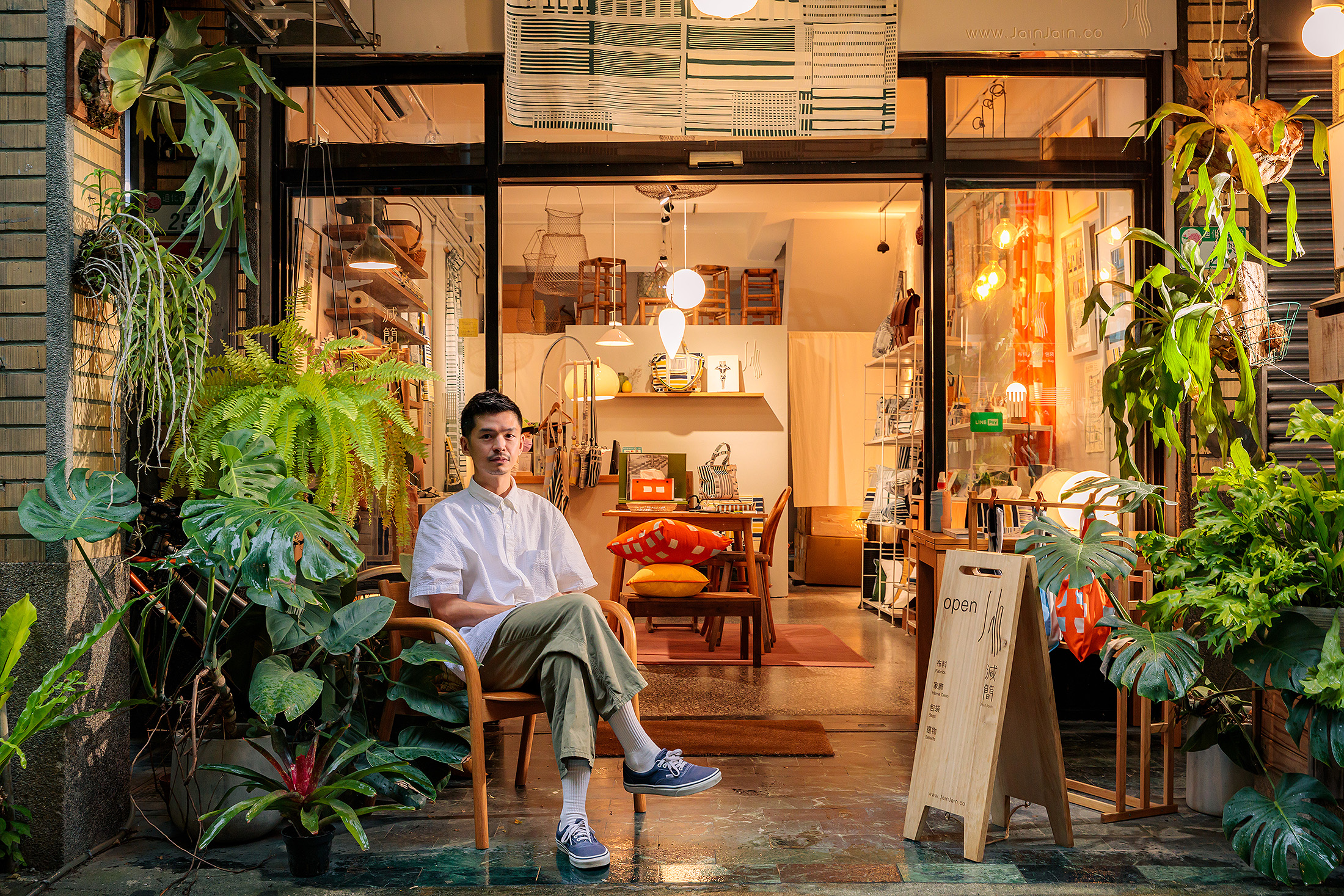 陳子瑜選在台灣布料最大集散地的永樂市場旁，推出「減簡手制」的第一間門市，希望透過獨一無二的原創布花，與大家分享他眼中的台式風景。