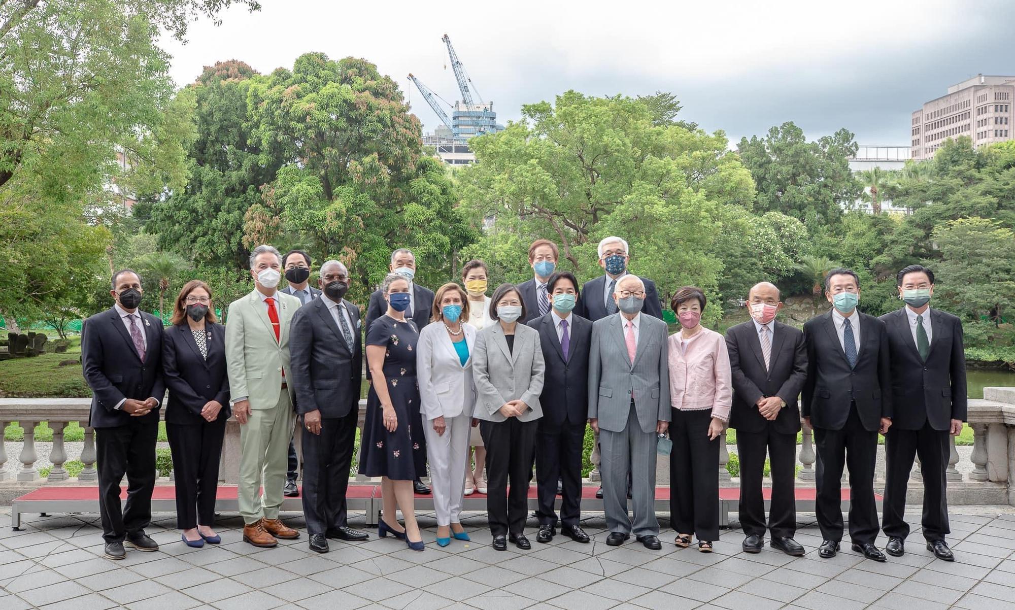 眾議院議長裴洛西訪團中,同行的馬克·高野(左3)是美國首位出櫃的亞裔國會議員。(翻攝自蔡英文臉書)