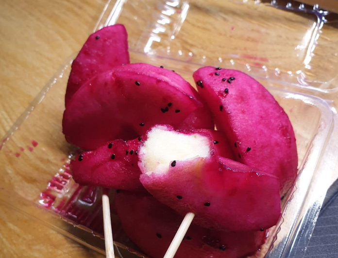 有網友發文表示，自己在夜市買的紅龍果竟然是蘋果＋芝麻偽裝而成。（翻攝爆料公社）