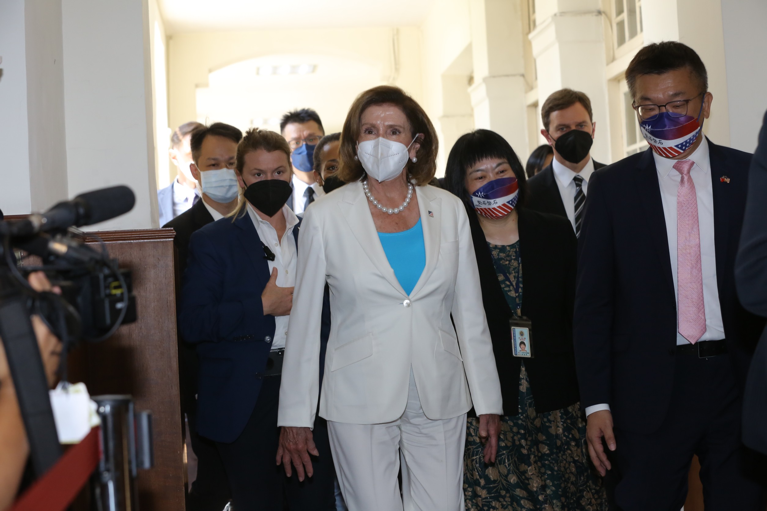 裴洛西旋風刮進立法院，立委們紛紛模仿她的穿搭向她致意。