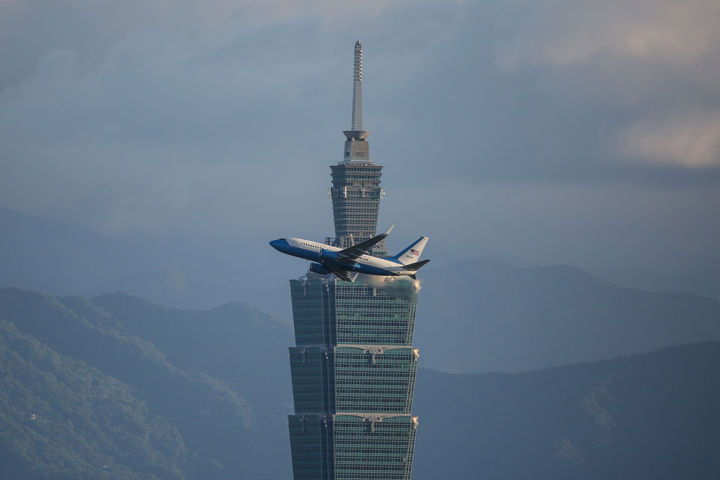 裴洛西的專機於傍晚離台，本刊也捕捉到專機飛過101的畫面。