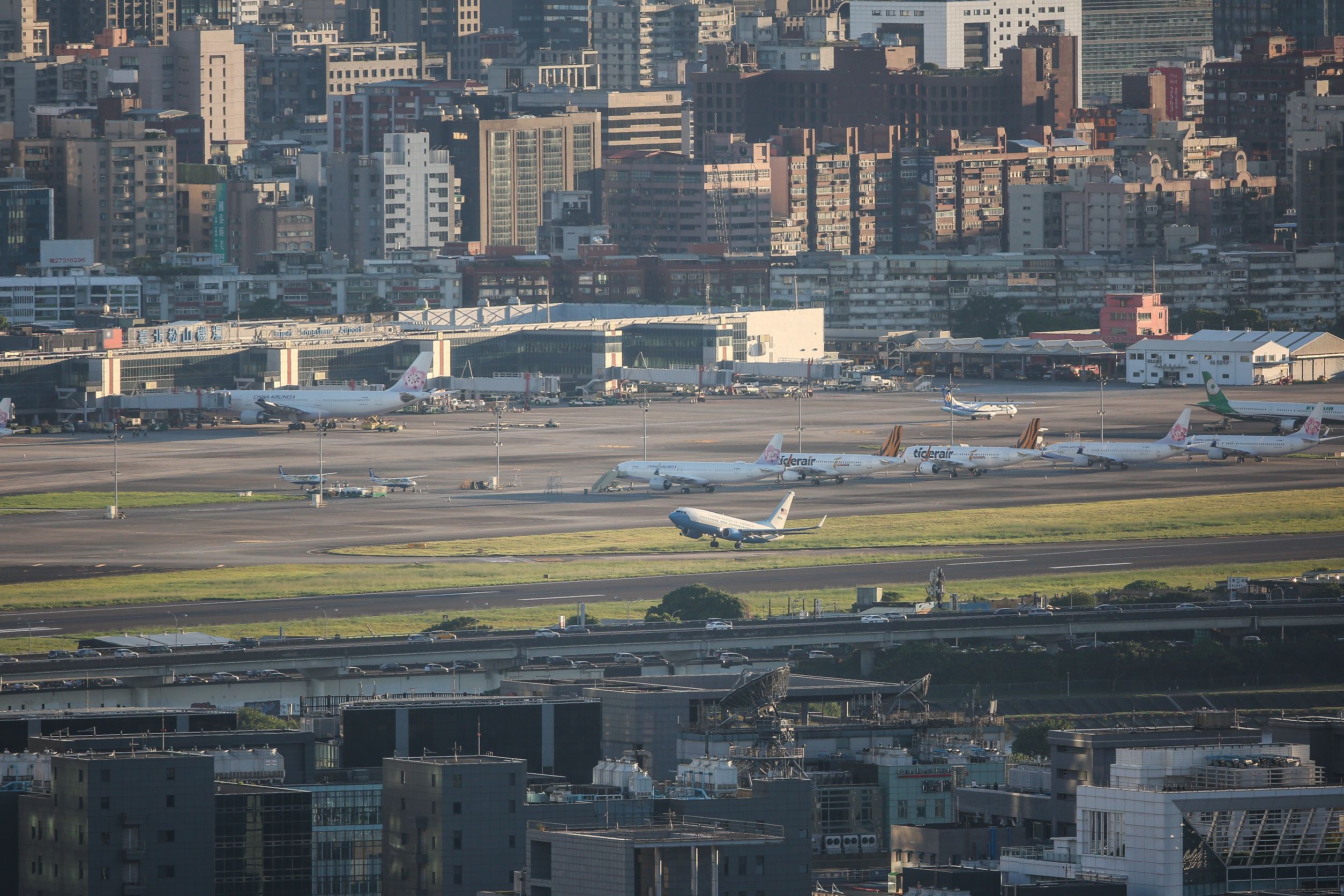 裴洛西的專機於晚間5點半飛離松山機場。