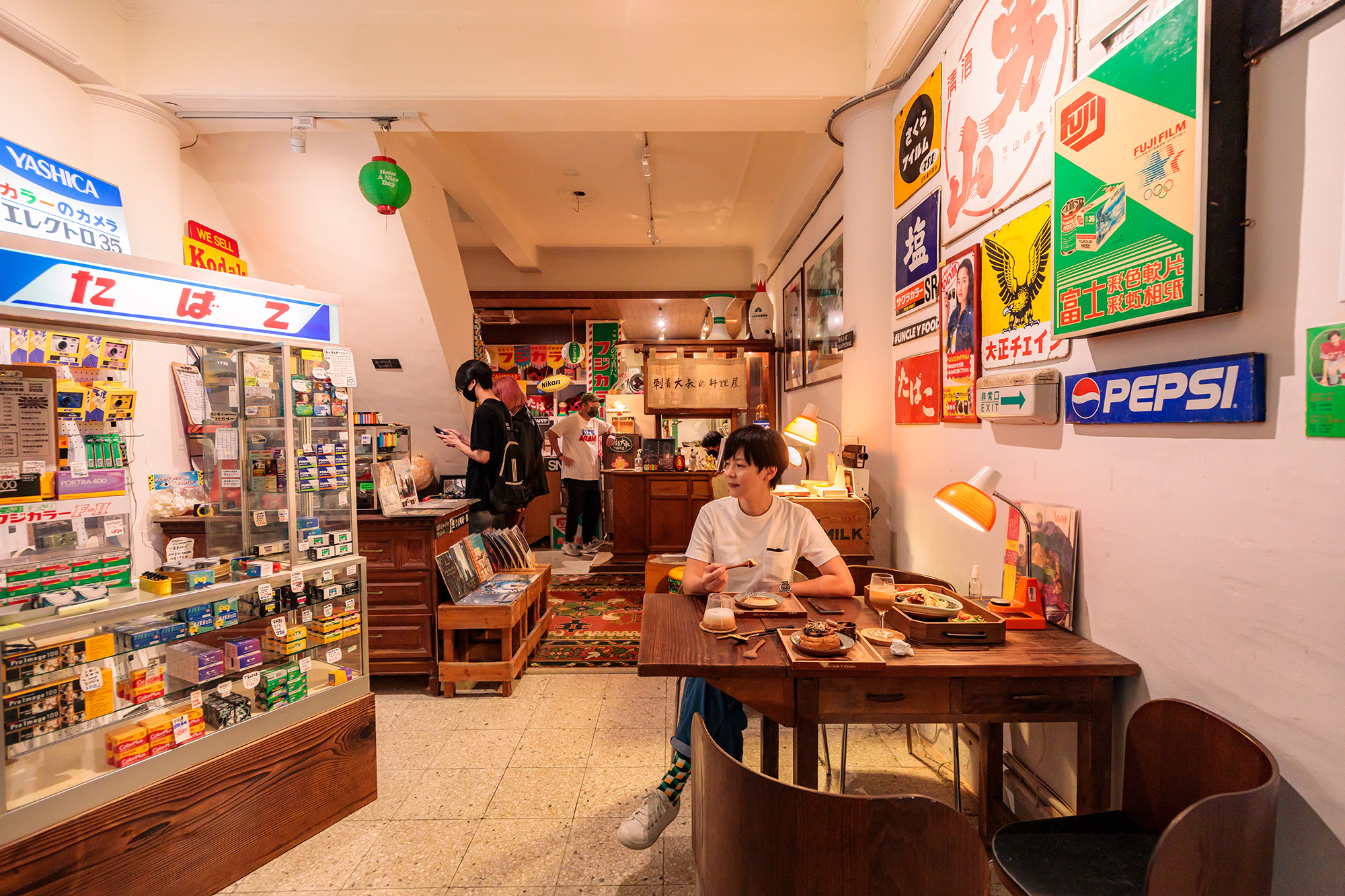 走進「SNAPPP寫真私館DDD大道店」 與「刺青大叔的料理屋」，不只能品嘗黑癒咖哩，還能選購底片相機。