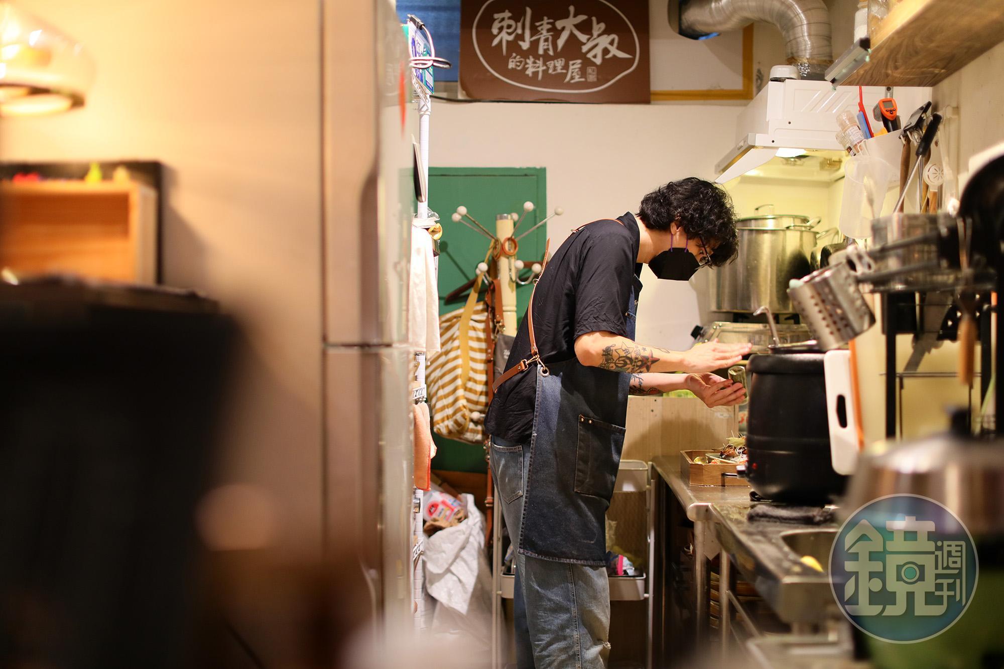 小Y之前經營私廚，現在則希望透過真材實料的餐點，療癒大家的身心靈。