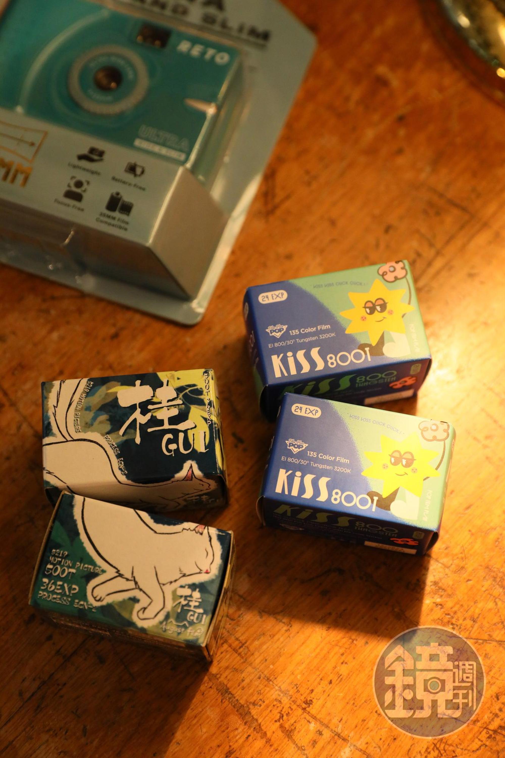 Ryan特別推薦焦段22mm的超廣機（左，990元／台），以及店家分裝的電影底片（中，290元／卷）與偏冷色調且感光度800（右，390元／卷）的底片，讓大家能以比較優惠的價格體驗底片拍攝的樂趣。