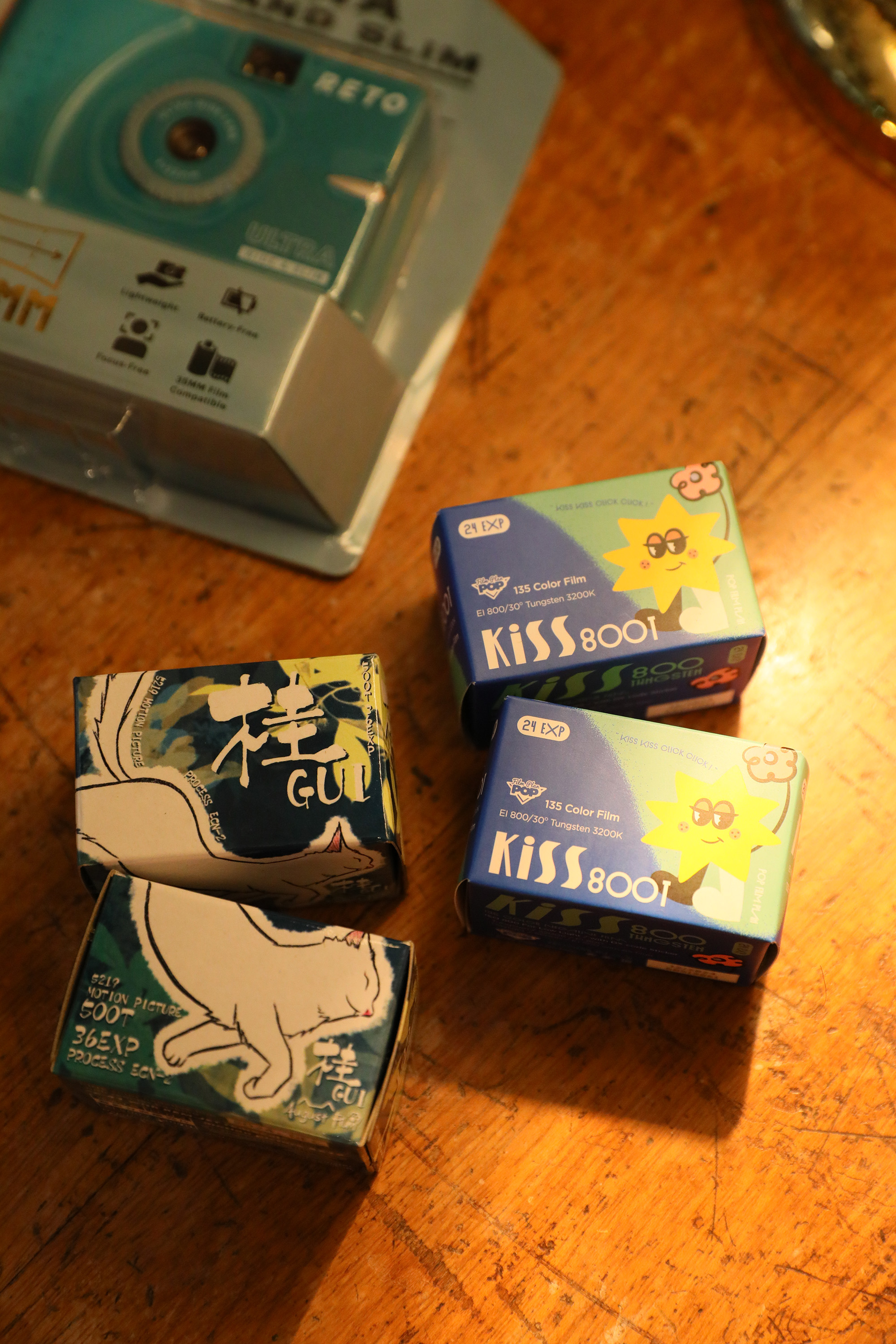 Ryan特別推薦焦段22mm的超廣機（左，990元／台），以及店家分裝的電影底片（中，290元／卷）與偏冷色調且感光度800（右，390元／卷）的底片，讓大家能以比較優惠的價格體驗底片拍攝的樂趣。