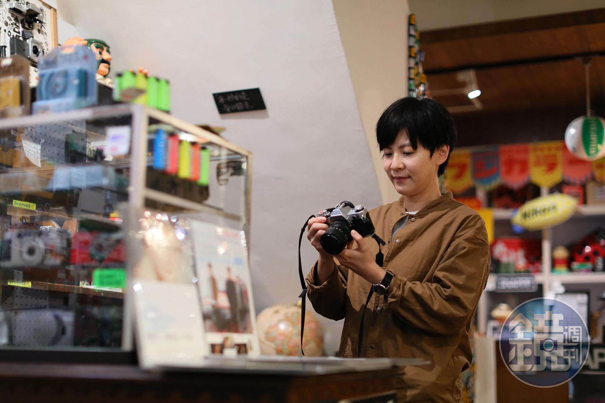 以入門款商品為主的SNAPPP寫真私館DDD大道店，擺在櫥窗外的相機，都歡迎客人拿起來看看。